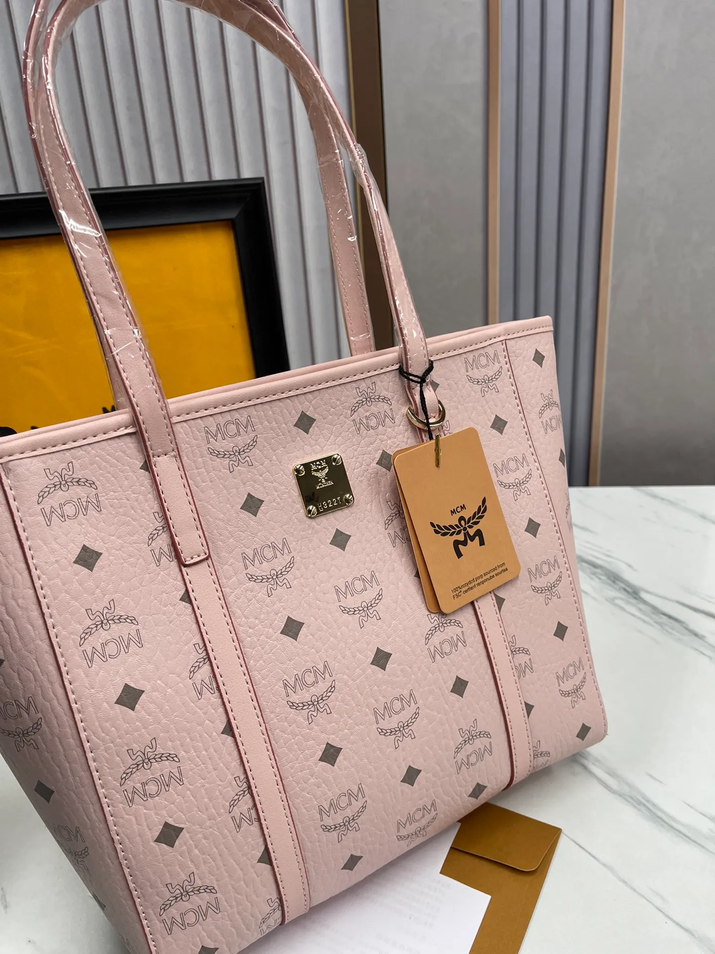 Batch 420💐MCM counter new vegetable basket·Small size [counter synchronization] with gift box🎁Packaging Model 0999 🦁️Toni shopping bag is made of classic Visetos material and decorated with soft Nappa leather trim. The trapezoidal shape combines aesthetic features with strong practicality. Inside, the luxurious cotton canvas compartment is printed with a chain-link pattern inspired by traditional street fashion, and a top zip closure keeps belongings safe. Size: 26*25 cm,