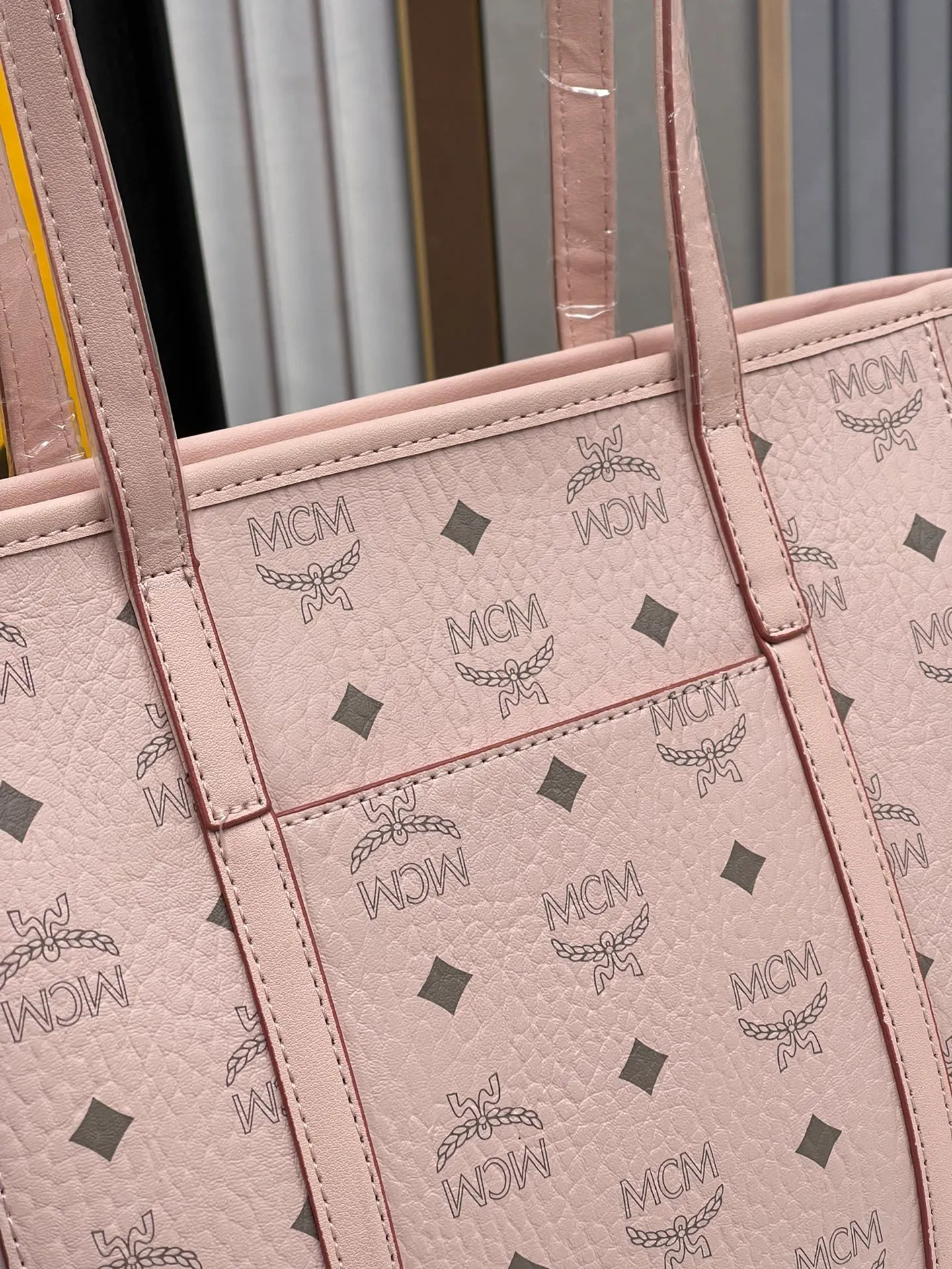 Batch 420💐MCM counter new vegetable basket·Small size [counter synchronization] with gift box🎁Packaging Model 0999 🦁️Toni shopping bag is made of classic Visetos material and decorated with soft Nappa leather trim. The trapezoidal shape combines aesthetic features with strong practicality. Inside, the luxurious cotton canvas compartment is printed with a chain-link pattern inspired by traditional street fashion, and a top zip closure keeps belongings safe. Size: 26*25 cm,