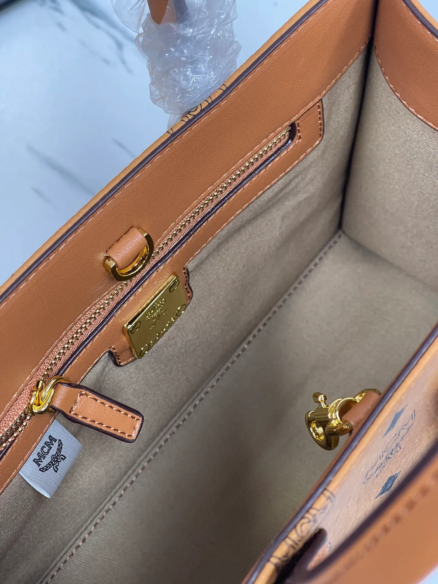 Batch 430💰MCM upgraded version·High quality💐 Packed in a gift box [Exclusive real shot] Model 051 small hand-held crossbody bag👜𝐝𝐩 Exclusive®️Presbyopia printed all over This small München handbag highlights the immortal spirit of the Bavarian capital. Form follows function, resulting in a bag with a sophisticated silhouette and a detailed, expandable interior with spacious compartments. The removable Visetos clutch becomes a hidden surprise and can be used alone as a companion bag for short trips. Carry this bag in your hand via the soft leather handles, or wear it with the leather shoulder strap for sophisticated hands-free functionality. Size: 24*11*19cm Shoulder strap: 96-112cm detachable Handle: Drop length 7cm Opening and closing: Hook and button opening Color: Cognac