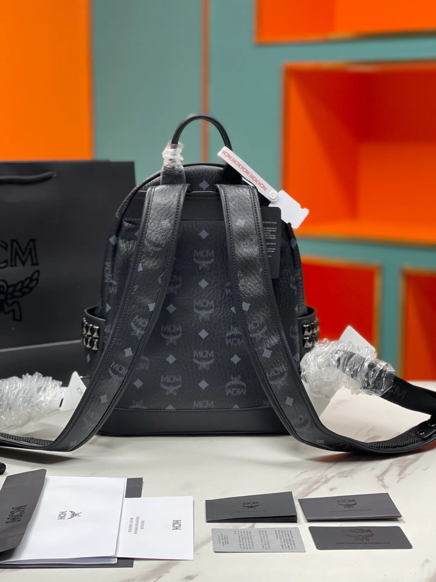 Factory running price 700💐Top original quality MCM side stud series [Exclusive real shot] Code M9002 is made of our signature Visetos coated canvas and lined with luxurious faux leather. The structured design has a spacious interior and pyramid rivet trim to add avant-garde style to your look. Size: Actual small size is about 26X33X12.5