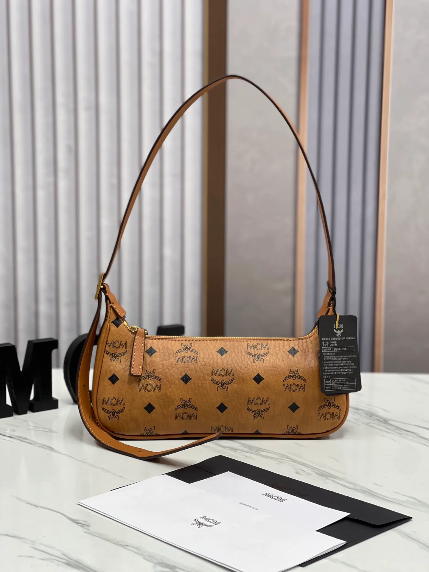 Batch 400💰 MCM counter new style with counter eco-friendly ♻️ gift box packaging 🎁Model 703 🌺 Super cool must-have bag MCM new baguette bag has a very slender and slender appearance; cleverly designed shoulder straps, you can switch the handbag between a crossbody bag and an armpit bag at any time; it is most suitable to be worn in all seasons, a minimalist and elegant style. Size 26.5X13.5X6.5 ~