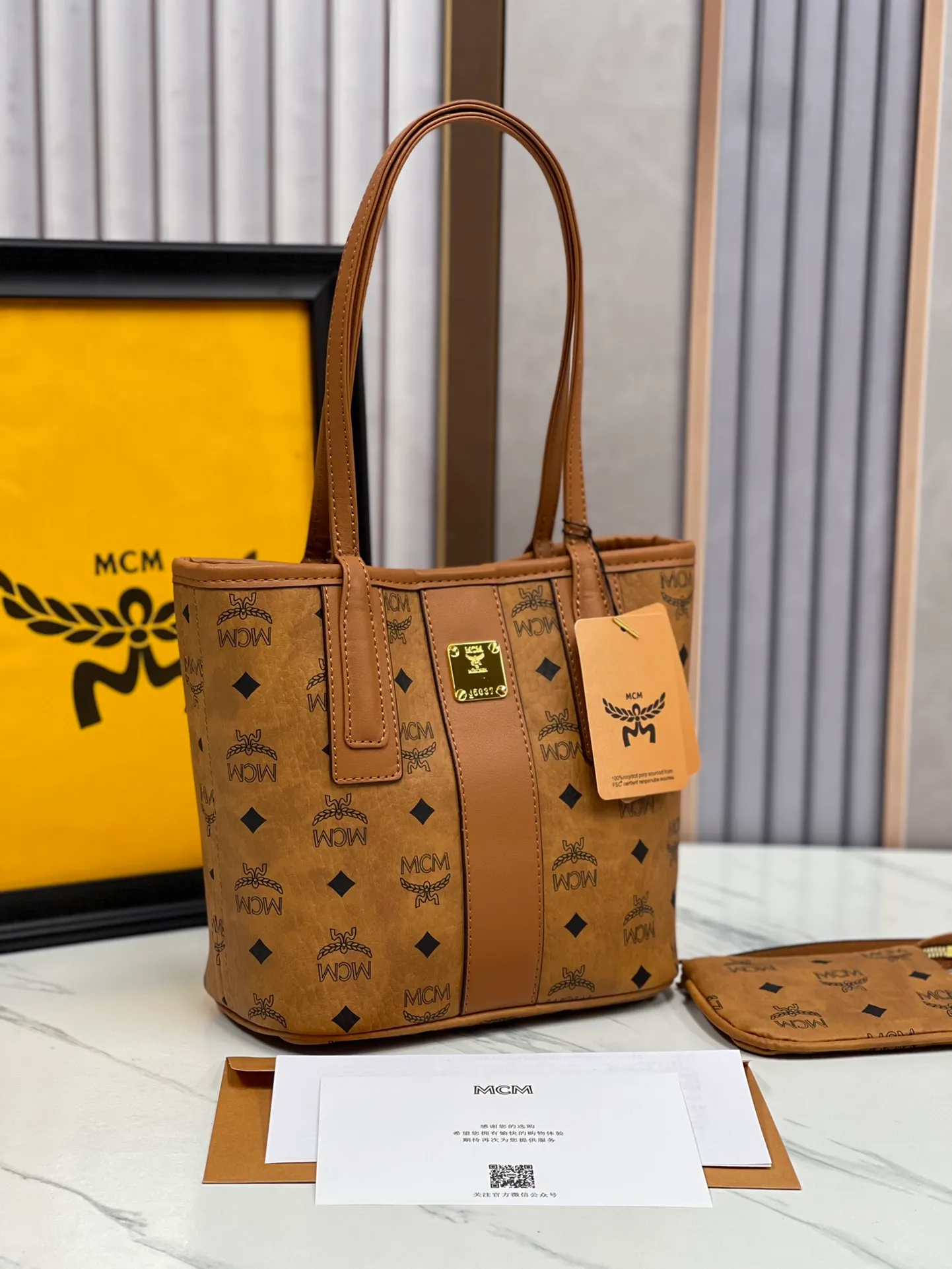 Batch 400💐MCM brand new upgraded version·High quality·With gift box🎁Packaging [Exclusive real shot] Model 086. Two classic looks combined into one everyday piece. This medium-sized Liz shopping bag is made of Visetos and Nappa calf leather and is reversible. The inside can be flipped out to reveal Cubic's classic pattern. Plus, the lightweight exterior expands and contracts with the leather drawstring. The included detachable zippered clutch adds to the functionality of this shopping bag and can also be removed and used as a separate wallet for short trips. Mini size: about 22X11X20