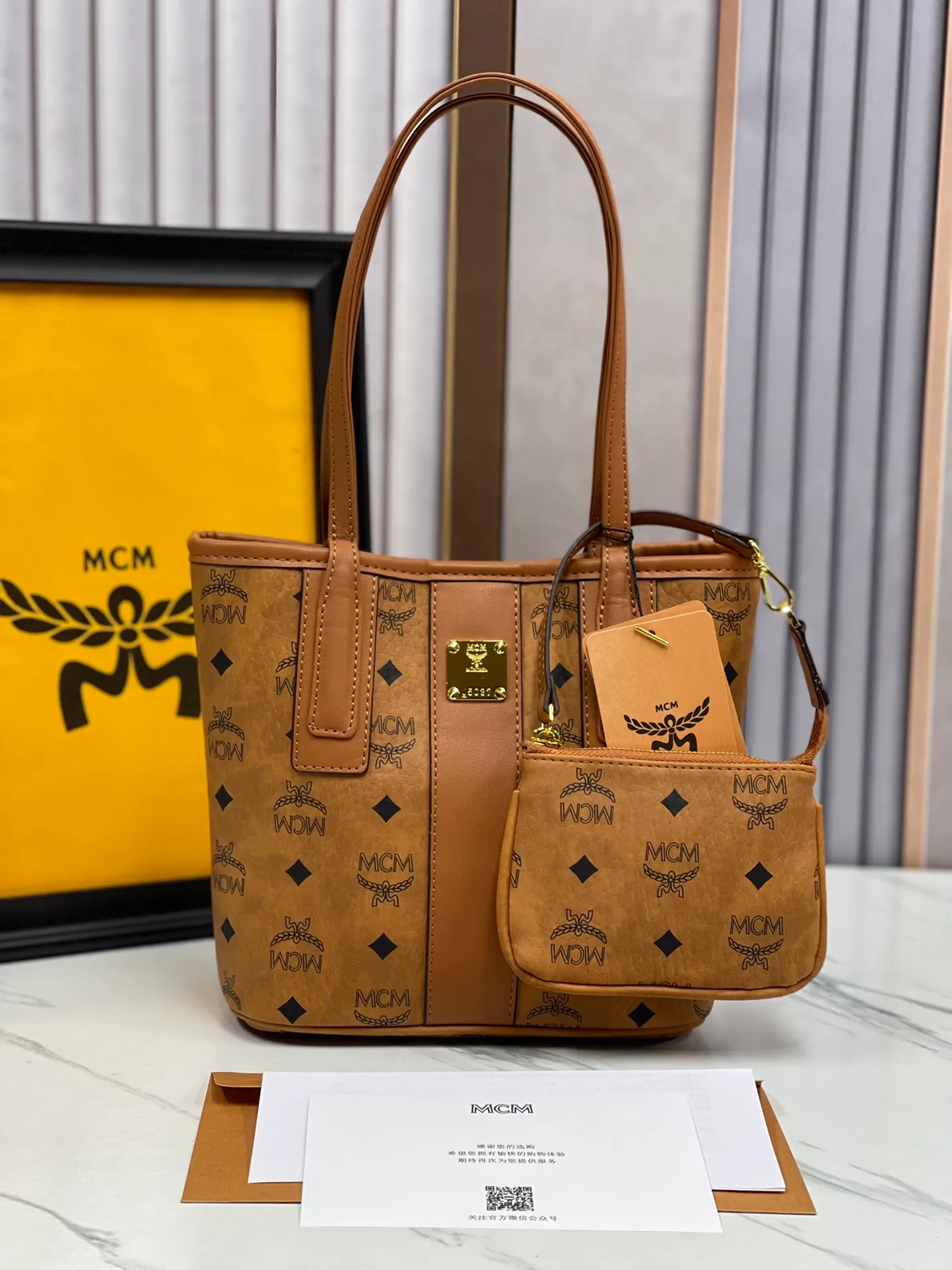 Batch 400💐MCM brand new upgraded version·High quality·With gift box🎁Packaging [Exclusive real shot] Model 086. Two classic looks combined into one everyday piece. This medium-sized Liz shopping bag is made of Visetos and Nappa calf leather and is reversible. The inside can be flipped out to reveal Cubic's classic pattern. Plus, the lightweight exterior expands and contracts with the leather drawstring. The included detachable zippered clutch adds to the functionality of this shopping bag and can also be removed and used as a separate wallet for short trips. Mini size: about 22X11X20