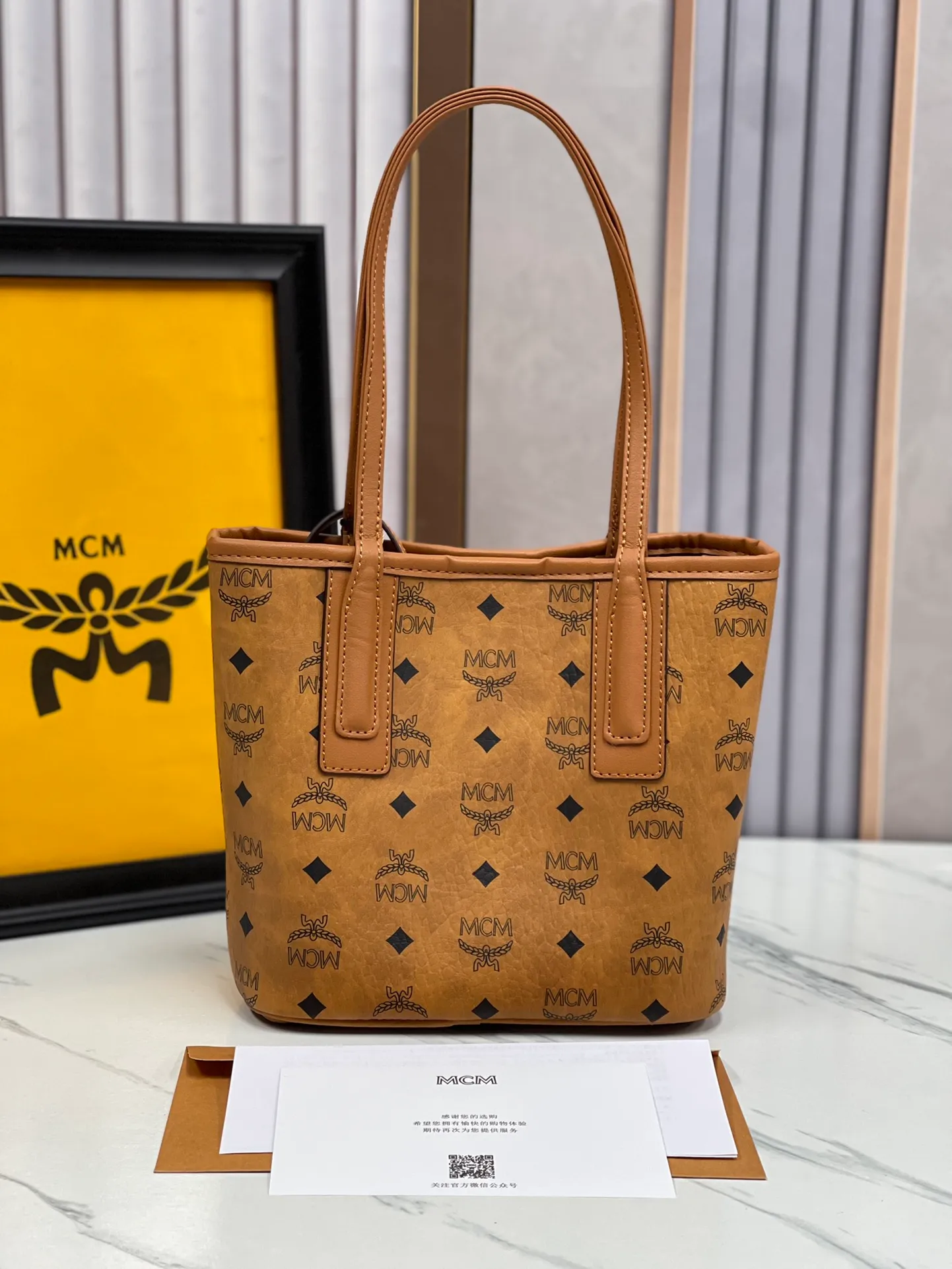 Batch 400💐MCM brand new upgraded version·High quality·With gift box🎁Packaging [Exclusive real shot] Model 086. Two classic looks combined into one everyday piece. This medium-sized Liz shopping bag is made of Visetos and Nappa calf leather and is reversible. The inside can be flipped out to reveal Cubic's classic pattern. Plus, the lightweight exterior expands and contracts with the leather drawstring. The included detachable zippered clutch adds to the functionality of this shopping bag and can also be removed and used as a separate wallet for short trips. Mini size: about 22X11X20