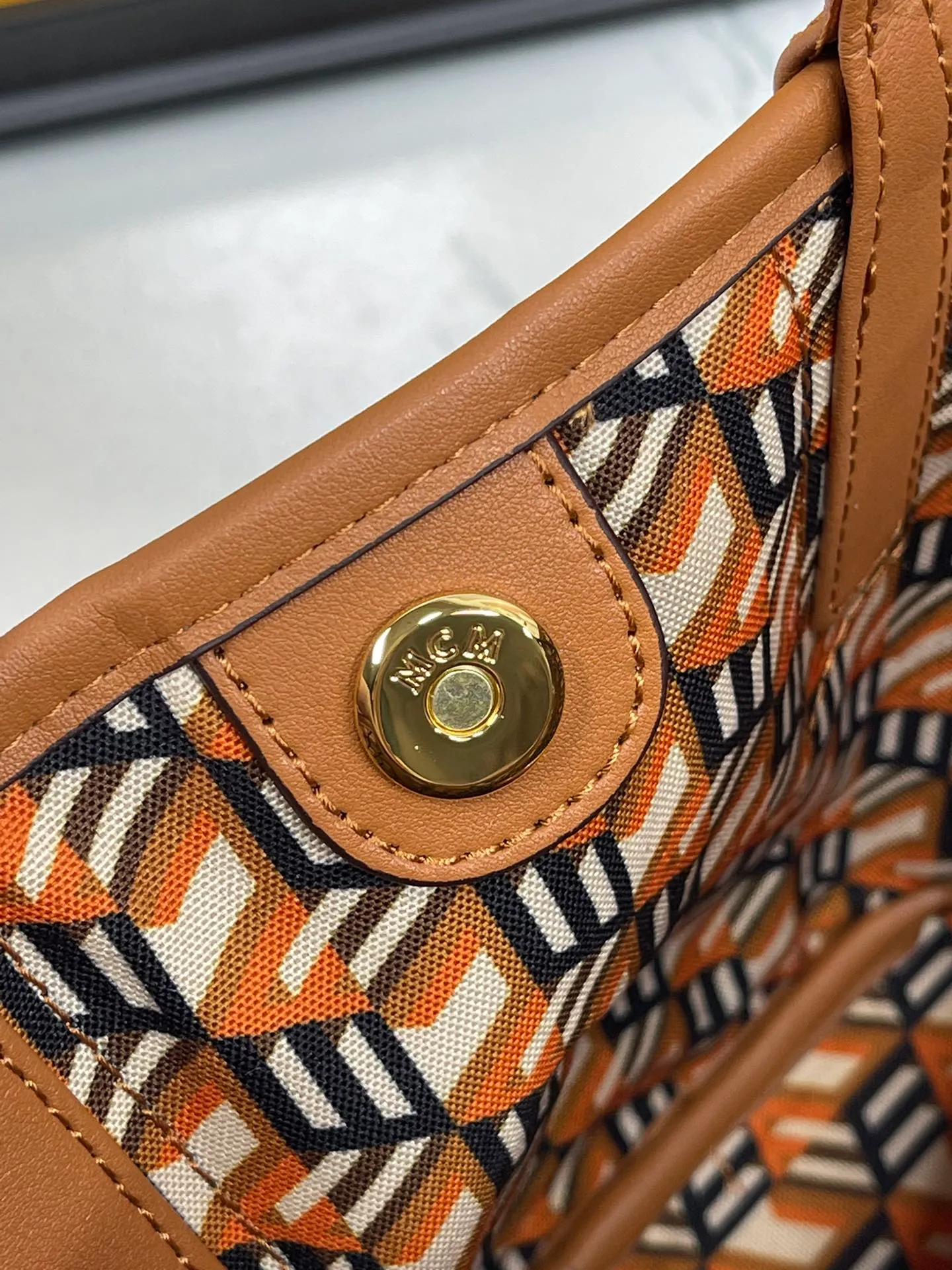 Batch 400💐MCM brand new upgraded version·High quality·With gift box🎁Packaging [Exclusive real shot] Model 086. Two classic looks combined into one everyday piece. This medium-sized Liz shopping bag is made of Visetos and Nappa calf leather and is reversible. The inside can be flipped out to reveal Cubic's classic pattern. Plus, the lightweight exterior expands and contracts with the leather drawstring. The included detachable zippered clutch adds to the functionality of this shopping bag and can also be removed and used as a separate wallet for short trips. Mini size: about 22X11X20