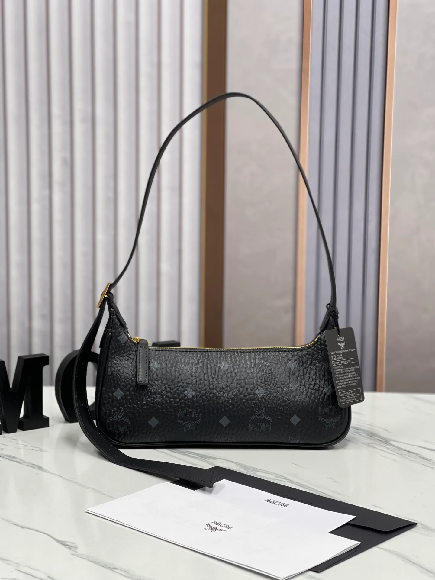 Batch 400💰 MCM counter new style with counter eco-friendly ♻️ gift box packaging 🎁Model 703 🌺 Super cool must-have bag MCM new baguette bag has a very slender and slender appearance; cleverly designed shoulder straps, you can switch the handbag between a crossbody bag and an armpit bag at any time; it is most suitable to be worn in all seasons, a minimalist and elegant style. Size 26.5X13.5X6.5 ~