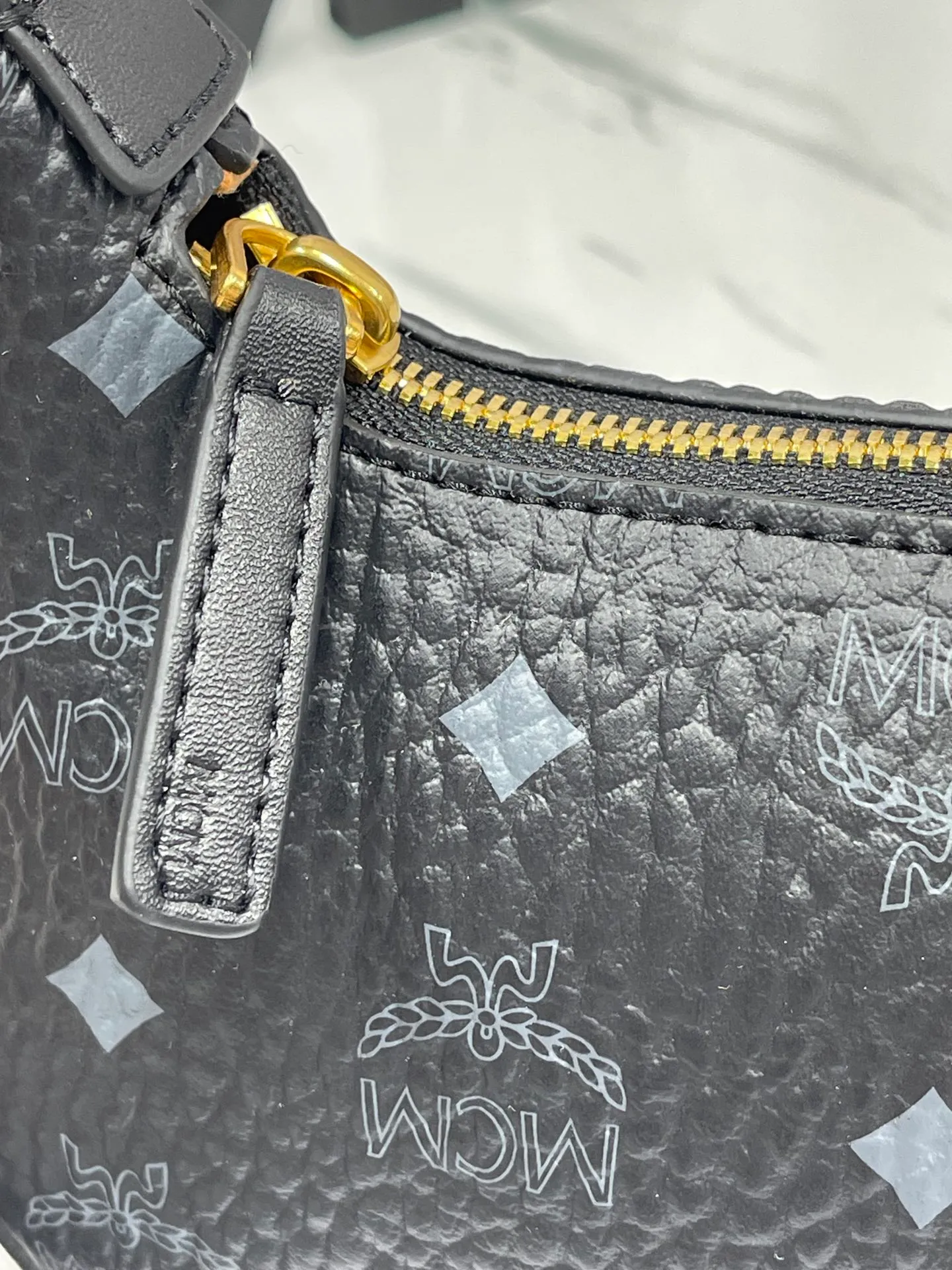 Batch 400💰 MCM counter new style with counter eco-friendly ♻️ gift box packaging 🎁Model 703 🌺 Super cool must-have bag MCM new baguette bag has a very slender and slender appearance; cleverly designed shoulder straps, you can switch the handbag between a crossbody bag and an armpit bag at any time; it is most suitable to be worn in all seasons, a minimalist and elegant style. Size 26.5X13.5X6.5 ~