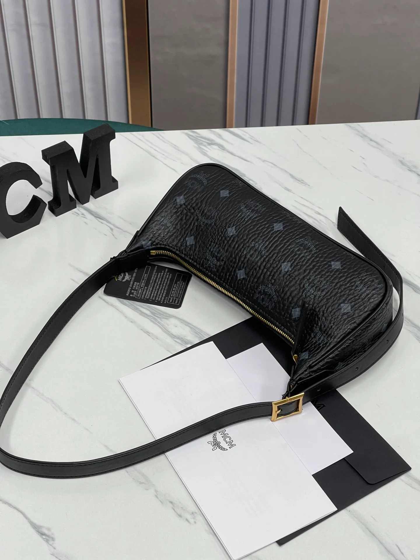 Batch 400💰 MCM counter new style with counter eco-friendly ♻️ gift box packaging 🎁Model 703 🌺 Super cool must-have bag MCM new baguette bag has a very slender and slender appearance; cleverly designed shoulder straps, you can switch the handbag between a crossbody bag and an armpit bag at any time; it is most suitable to be worn in all seasons, a minimalist and elegant style. Size 26.5X13.5X6.5 ~