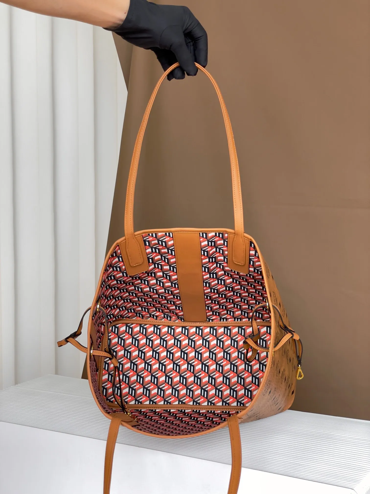 Original new model 💰540 𝐌𝐂𝐌 𝐋𝐢𝐳 𝐕𝐢𝐬𝐞𝐭𝐨𝐬 Real shot medium double-sided shopping bag mother bag 👜 Exclusive®️ Classic Cognac color Two classic looks are merged into one daily item. This medium-sized Liz shopping bag is made of Visetos and Nappa leather. It can be used on both sides. The inside can be flipped out to reveal Cubic's classic pattern. Plus, the lightweight exterior expands and contracts with the leather drawstring. The included detachable zippered clutch adds to the functionality of this shopping bag and can also be removed and used as a separate wallet for short trips.  Size: 36*17*28cm Handle: Drop length 24cm Features: Reversible/big and small double bags Color: Cognac/brown🏾