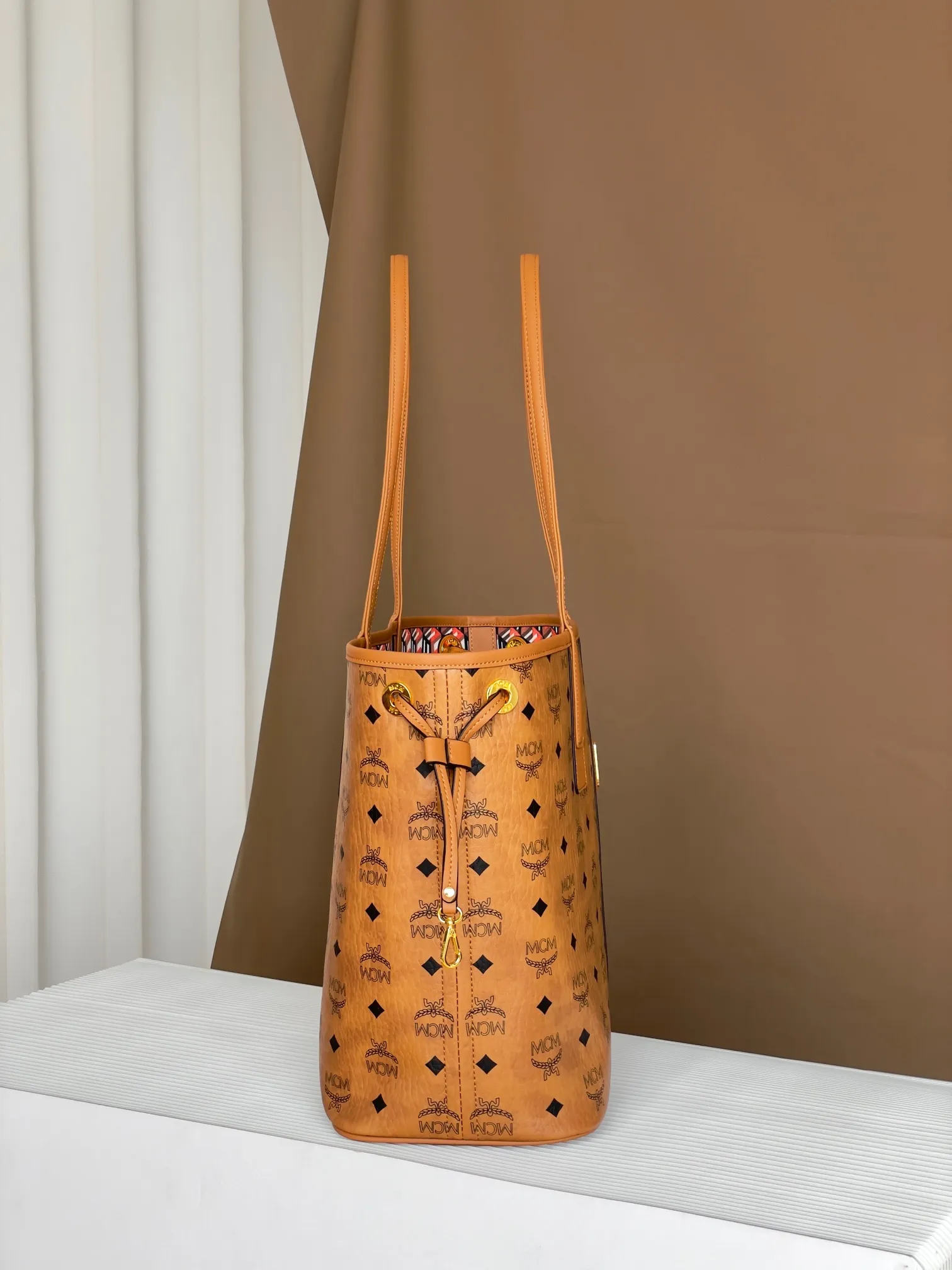 Original new model 💰540 𝐌𝐂𝐌 𝐋𝐢𝐳 𝐕𝐢𝐬𝐞𝐭𝐨𝐬 Real shot medium double-sided shopping bag mother bag 👜 Exclusive®️ Classic Cognac color Two classic looks are merged into one daily item. This medium-sized Liz shopping bag is made of Visetos and Nappa leather. It can be used on both sides. The inside can be flipped out to reveal Cubic's classic pattern. Plus, the lightweight exterior expands and contracts with the leather drawstring. The included detachable zippered clutch adds to the functionality of this shopping bag and can also be removed and used as a separate wallet for short trips.  Size: 36*17*28cm Handle: Drop length 24cm Features: Reversible/big and small double bags Color: Cognac/brown🏾