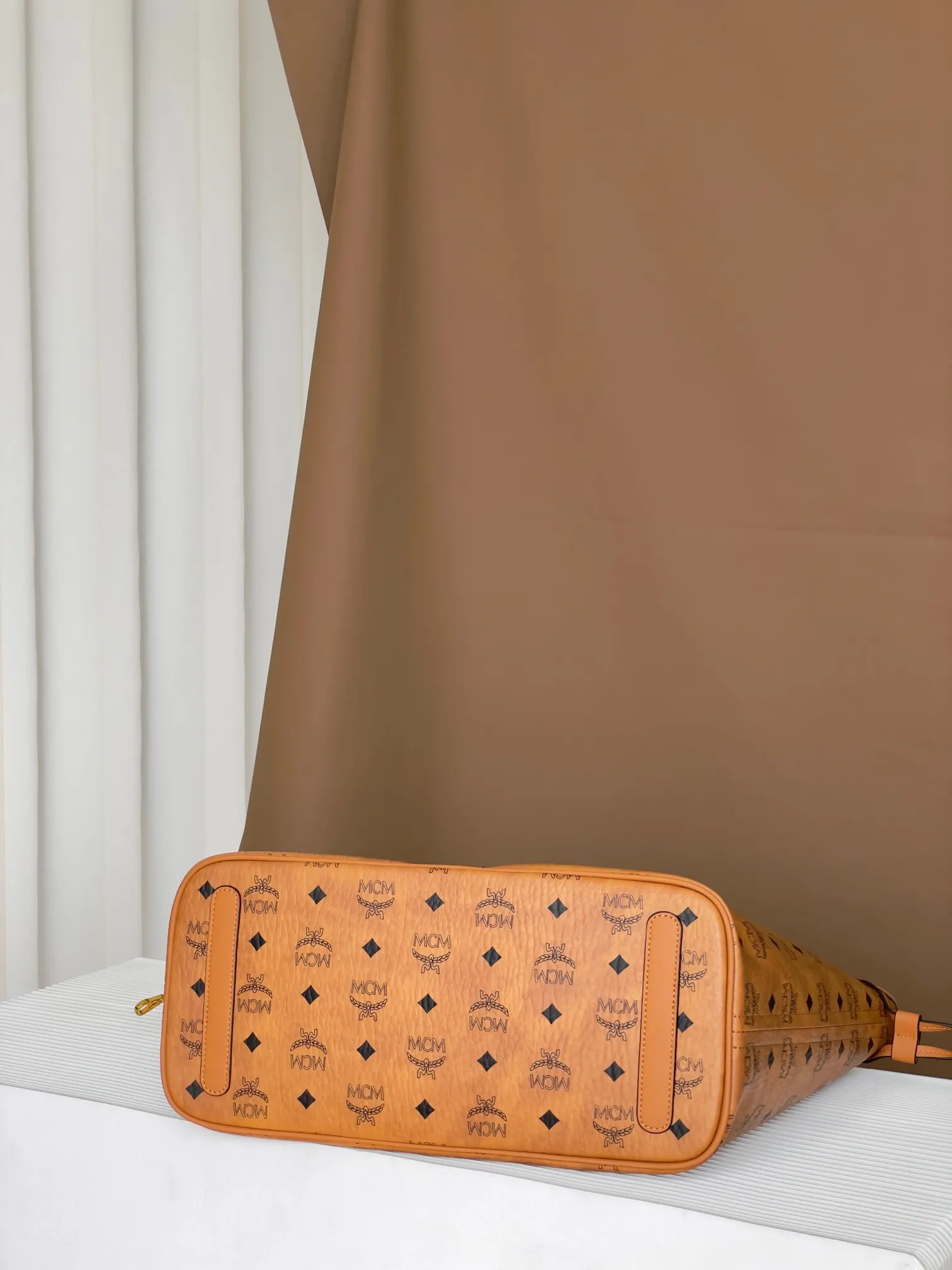 Original new model 💰540 𝐌𝐂𝐌 𝐋𝐢𝐳 𝐕𝐢𝐬𝐞𝐭𝐨𝐬 Real shot medium double-sided shopping bag mother bag 👜 Exclusive®️ Classic Cognac color Two classic looks are merged into one daily item. This medium-sized Liz shopping bag is made of Visetos and Nappa leather. It can be used on both sides. The inside can be flipped out to reveal Cubic's classic pattern. Plus, the lightweight exterior expands and contracts with the leather drawstring. The included detachable zippered clutch adds to the functionality of this shopping bag and can also be removed and used as a separate wallet for short trips.  Size: 36*17*28cm Handle: Drop length 24cm Features: Reversible/big and small double bags Color: Cognac/brown🏾
