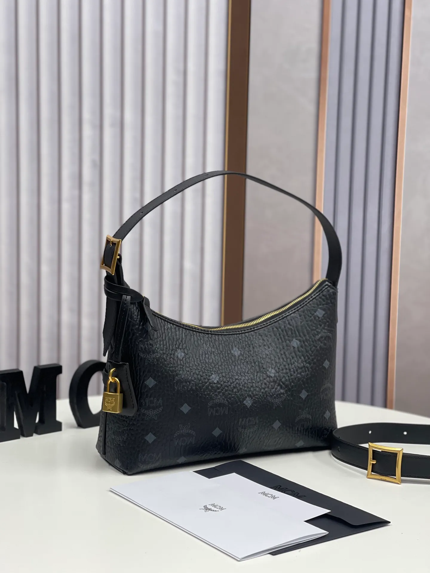 Batch 430💰MCM newly upgraded✈️With counter environmentally friendly♻️gift box [early spring new product] MCM AREN small Hobo croissant model: croissant armpit bag single shoulder crossbody bag (comes with extension strap) detachable leather tag decorated with carved Logo padlock. Zipper closure, 🎁 size 26X9X19