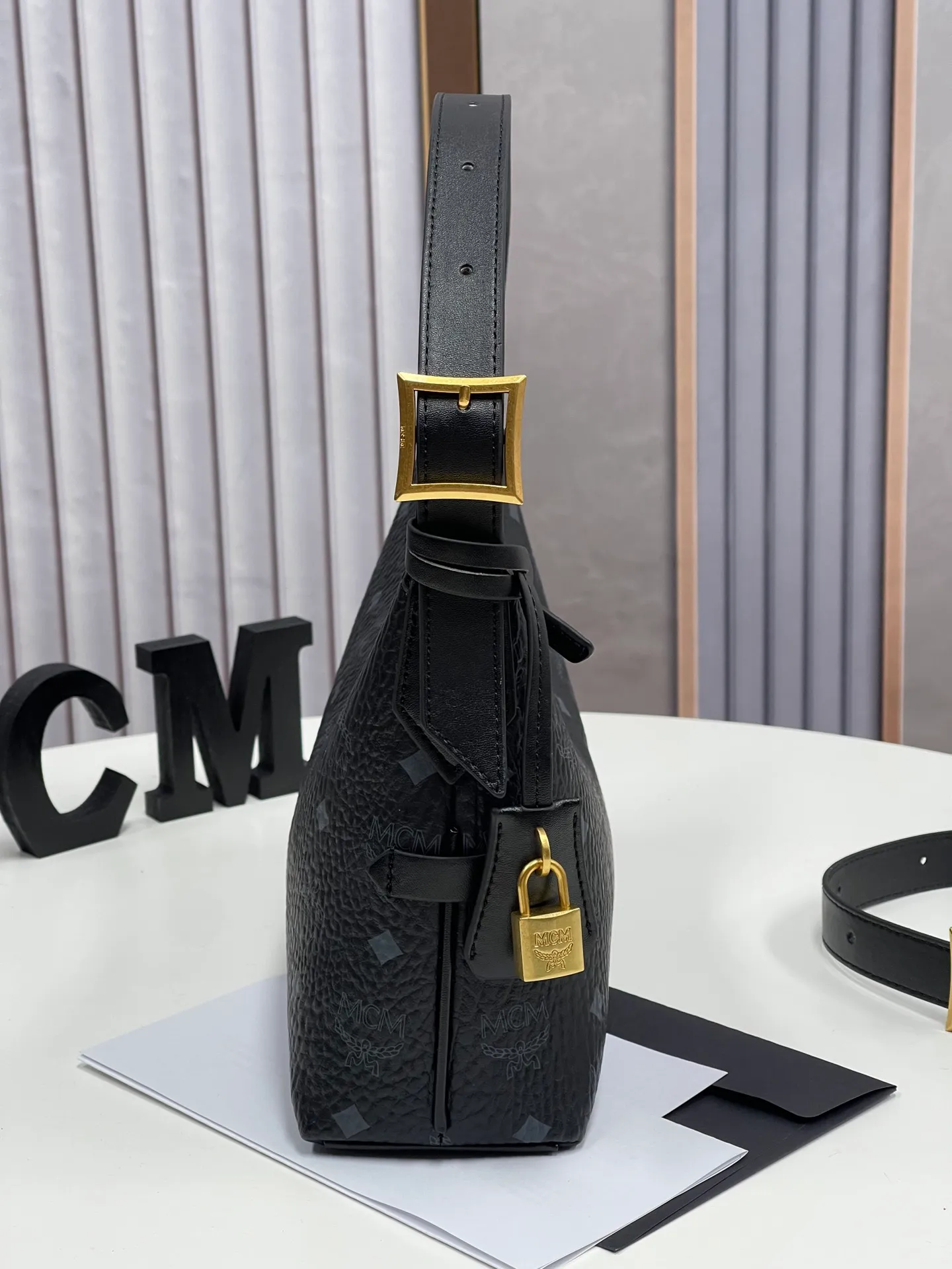 Batch 430💰MCM newly upgraded✈️With counter environmentally friendly♻️gift box [early spring new product] MCM AREN small Hobo croissant model: croissant armpit bag single shoulder crossbody bag (comes with extension strap) detachable leather tag decorated with carved Logo padlock. Zipper closure, 🎁 size 26X9X19