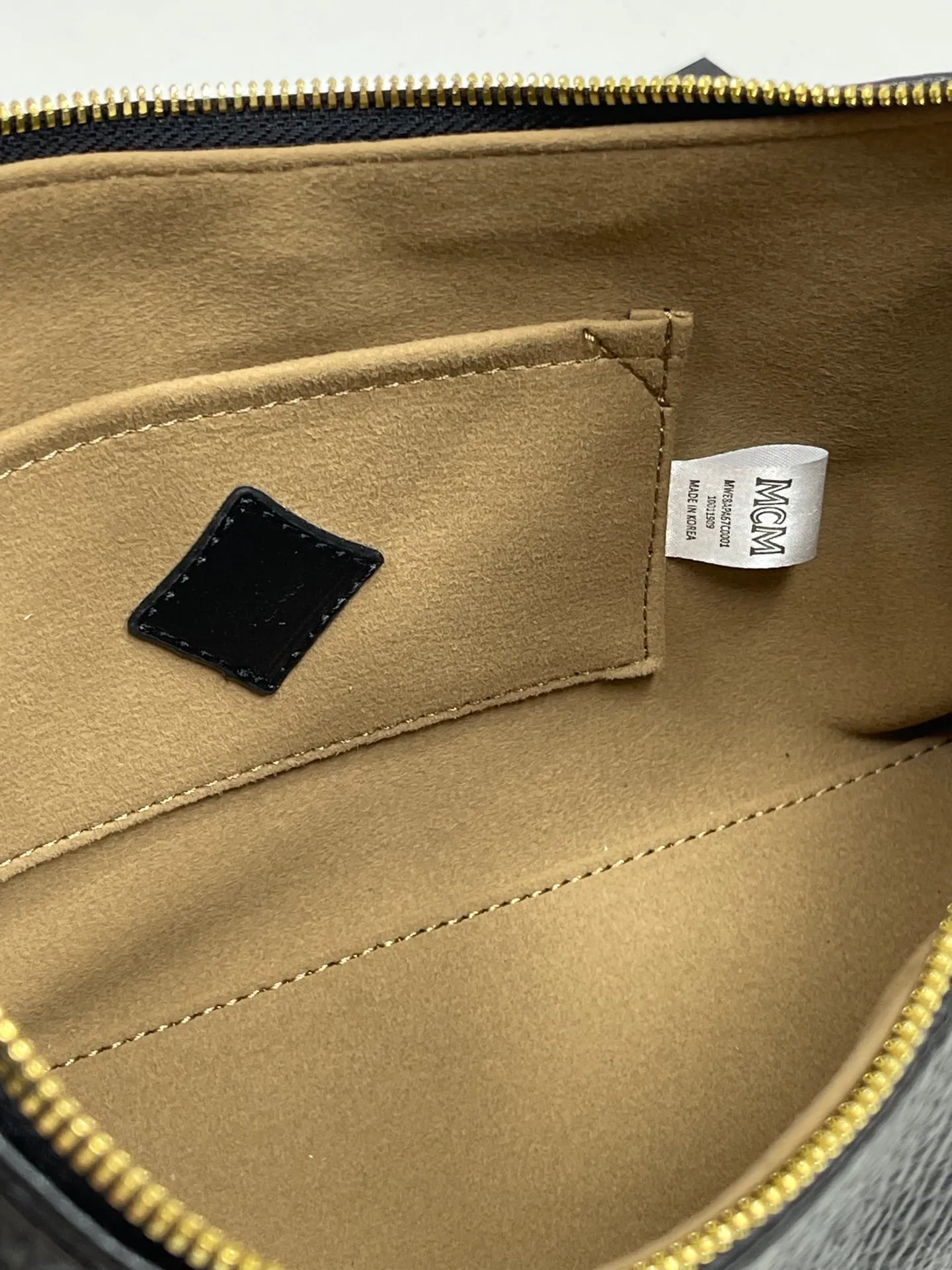 Batch 430💰MCM newly upgraded✈️With counter environmentally friendly♻️gift box [early spring new product] MCM AREN small Hobo croissant model: croissant armpit bag single shoulder crossbody bag (comes with extension strap) detachable leather tag decorated with carved Logo padlock. Zipper closure, 🎁 size 26X9X19