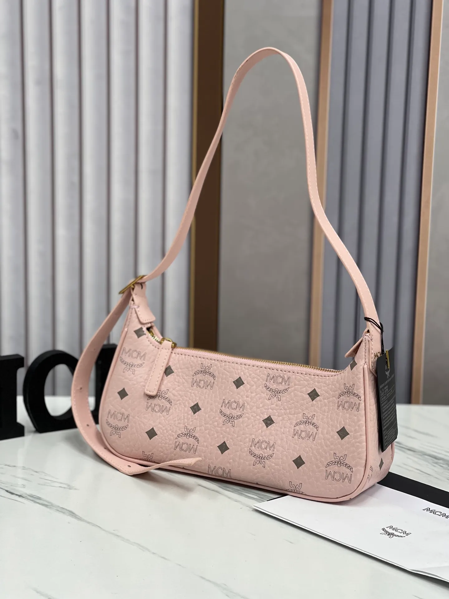 Batch 400💰 MCM counter new style with counter eco-friendly ♻️ gift box packaging 🎁Model 703 🌺 Super cool must-have bag MCM new baguette bag has a very slender and slender appearance; cleverly designed shoulder straps, you can switch the handbag between a crossbody bag and an armpit bag at any time; it is most suitable to be worn in all seasons, a minimalist and elegant style. Size 26.5X13.5X6.5 ~