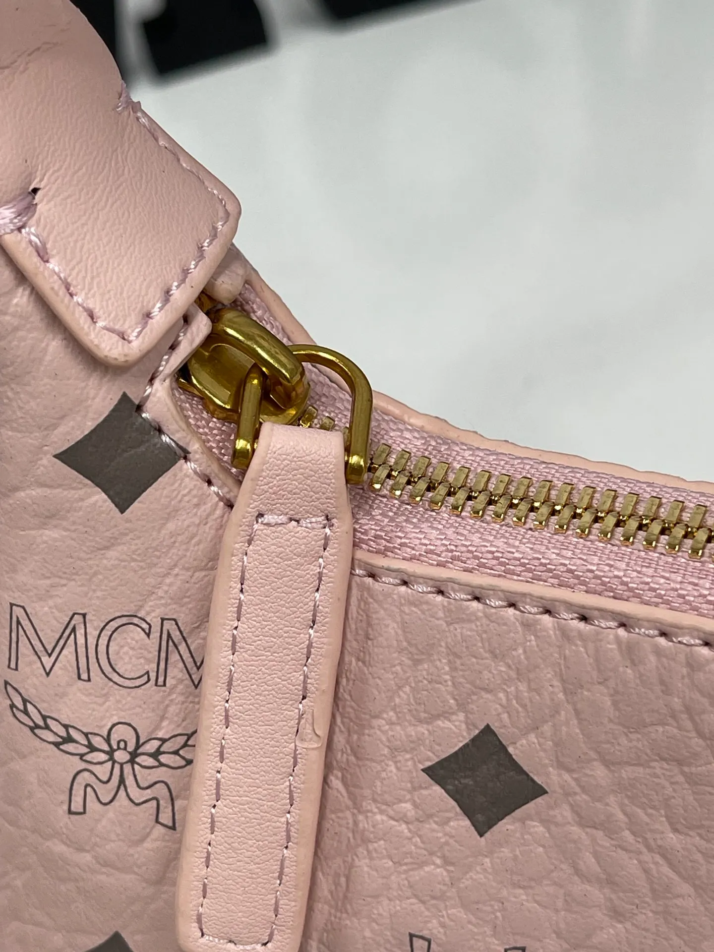Batch 400💰 MCM counter new style with counter eco-friendly ♻️ gift box packaging 🎁Model 703 🌺 Super cool must-have bag MCM new baguette bag has a very slender and slender appearance; cleverly designed shoulder straps, you can switch the handbag between a crossbody bag and an armpit bag at any time; it is most suitable to be worn in all seasons, a minimalist and elegant style. Size 26.5X13.5X6.5 ~