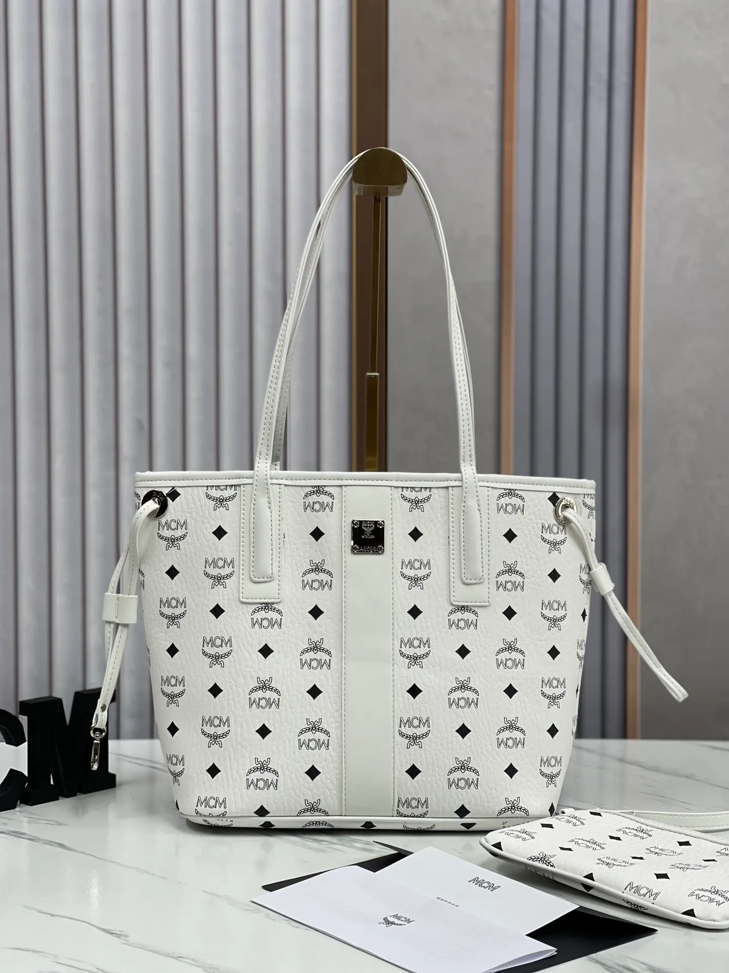 P420💐MCM newly upgraded✈️ Comes with gift box packaging [Exclusive real shot] Model 011 small size🔥Two classic looks are integrated into one daily item. This medium-sized Liz shopping bag is made of Visetos and Nappa calf leather and is reversible. The inside can be flipped out to reveal Cubic's classic pattern. Plus, the lightweight exterior expands and contracts with the leather drawstring. The included detachable zippered clutch adds to the functionality of this shopping bag and can also be removed and used as a separate wallet for short trips. Size: small size about 25X29X14CM
