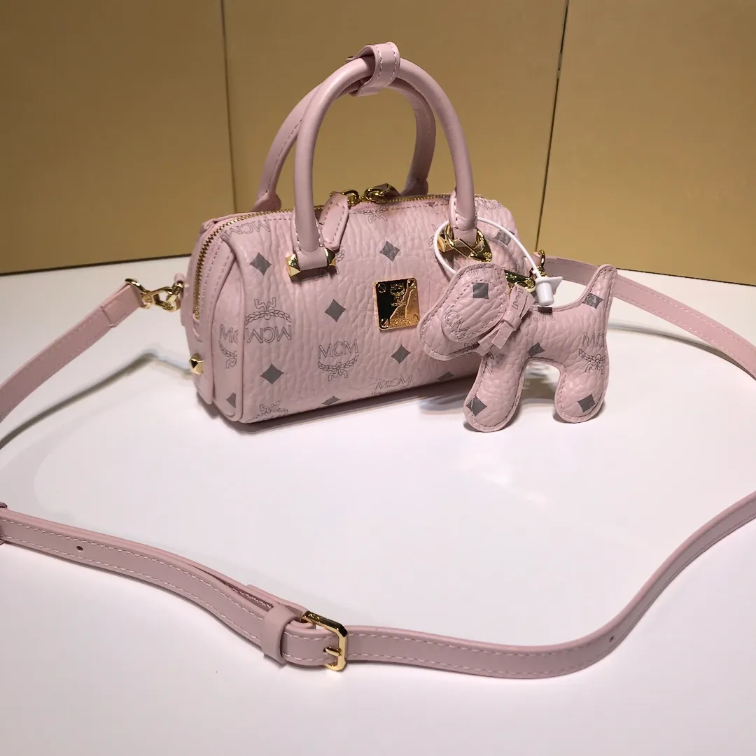 Batch 360💰💫Exclusive MCM classic 💐Mini pillow with dog pendant】With gorgeous lines and easy-to-detach practical long and short chain double shoulder straps, Patricia’s classic reappearance... makes people excited. This cross-body bag is professionally crafted with Visetos printing coating, making it classic and timeless. It uses 3D silk screen printing technology. Quite a head turner. Comes with gift box packaging. Size: 🌺8.5X10.5X18.5🔥🔥🔥