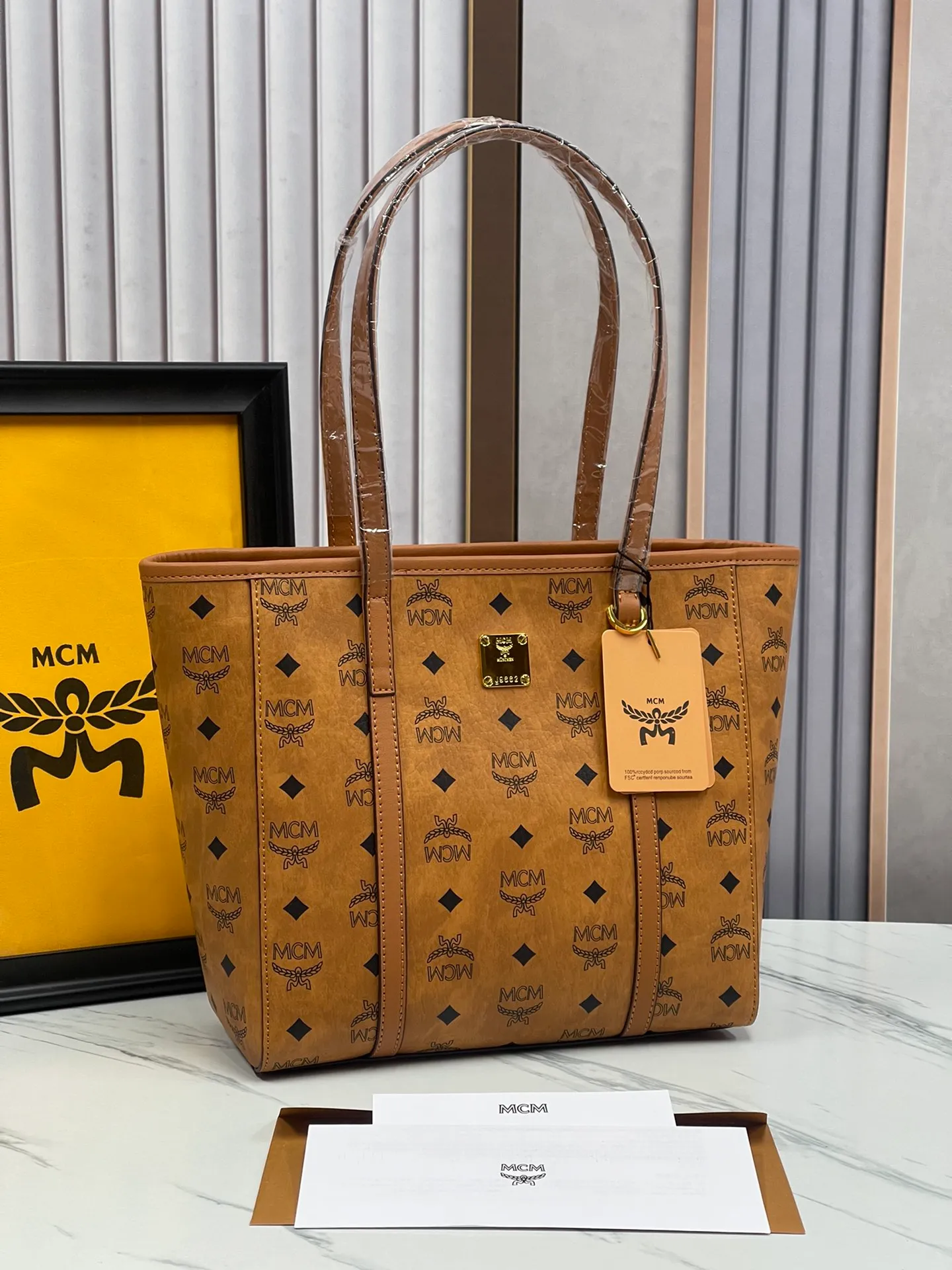 Batch 420💐MCM counter new vegetable basket·Small size [counter synchronization] with gift box🎁Packaging Model 0999 🦁️Toni shopping bag is made of classic Visetos material and decorated with soft Nappa leather trim. The trapezoidal shape combines aesthetic features with strong practicality. Inside, the luxurious cotton canvas compartment is printed with a chain-link pattern inspired by traditional street fashion, and a top zip closure keeps belongings safe. Size: 26*25 cm,