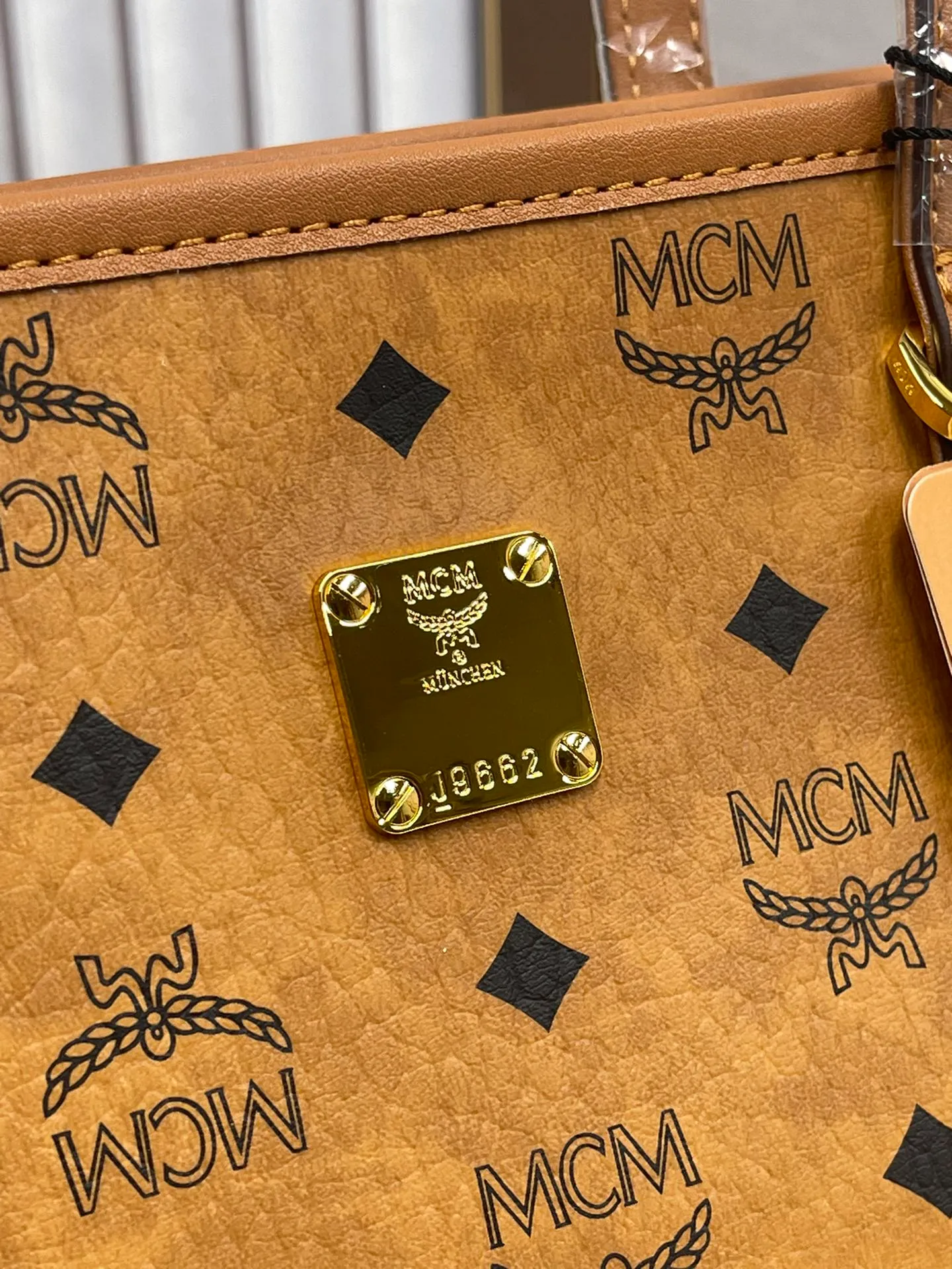 Batch 420💐MCM counter new vegetable basket·Small size [counter synchronization] with gift box🎁Packaging Model 0999 🦁️Toni shopping bag is made of classic Visetos material and decorated with soft Nappa leather trim. The trapezoidal shape combines aesthetic features with strong practicality. Inside, the luxurious cotton canvas compartment is printed with a chain-link pattern inspired by traditional street fashion, and a top zip closure keeps belongings safe. Size: 26*25 cm,