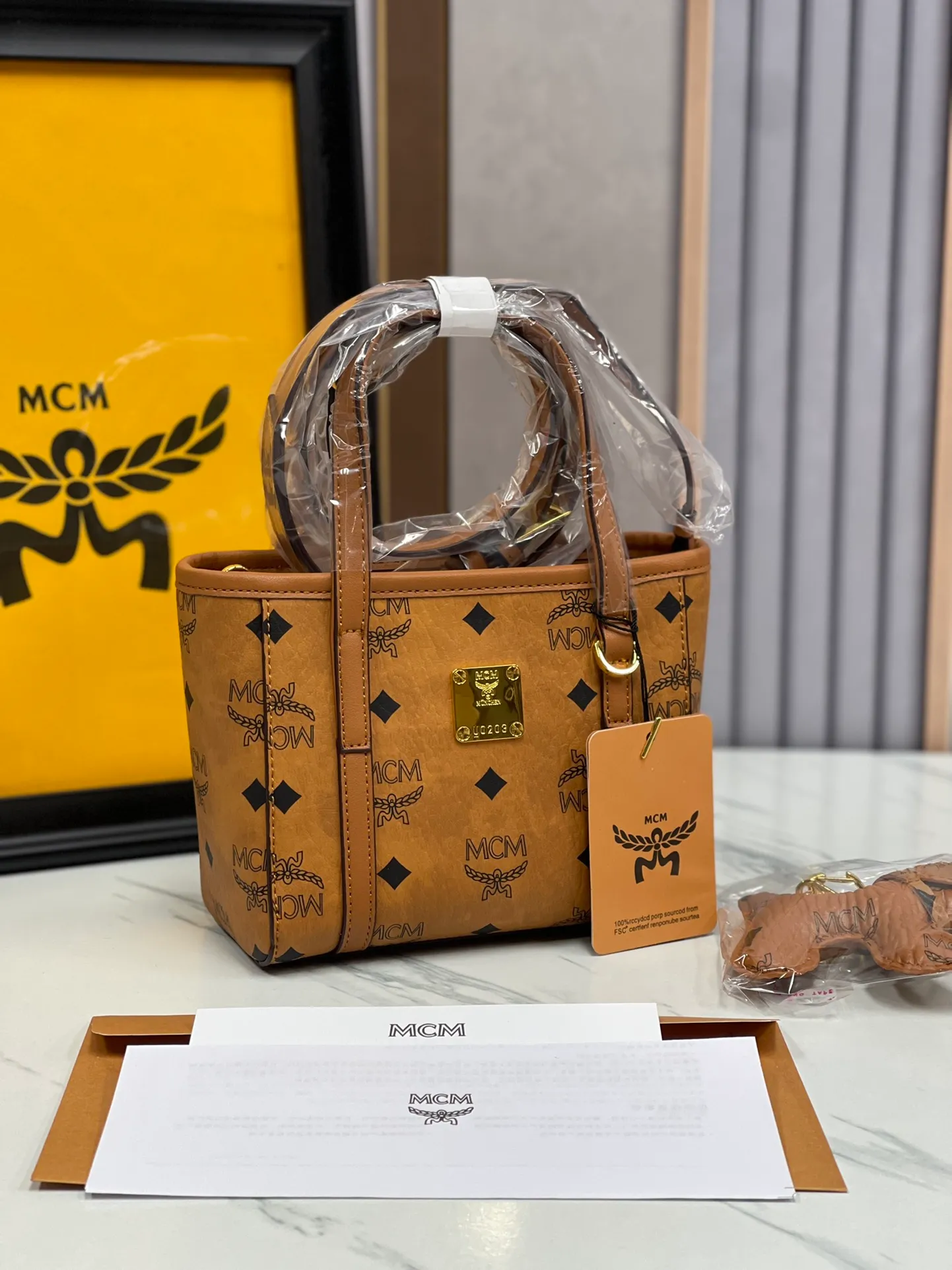 Batch 360💰🎋MCM counter new style·Mini vegetable basket🧺🌸·New upgraded version·High quality✈️ Comes with an environmentally friendly gift box♻️🎁Packaging model: Toni Visetos shopping bag has a new look, super beautiful👗 This compact shopping bag is multi-functional and will last forever. Don't let the size of this mini tote fool you, it's designed with spacious interior and exterior compartments to store all your small essentials. The cotton canvas lining features a print inspired by street fashion, subtly retaining MCM's adventurous aesthetic. Pair it with the included cross-body strap for hands-free functionality and greater portability. 16*14🌸