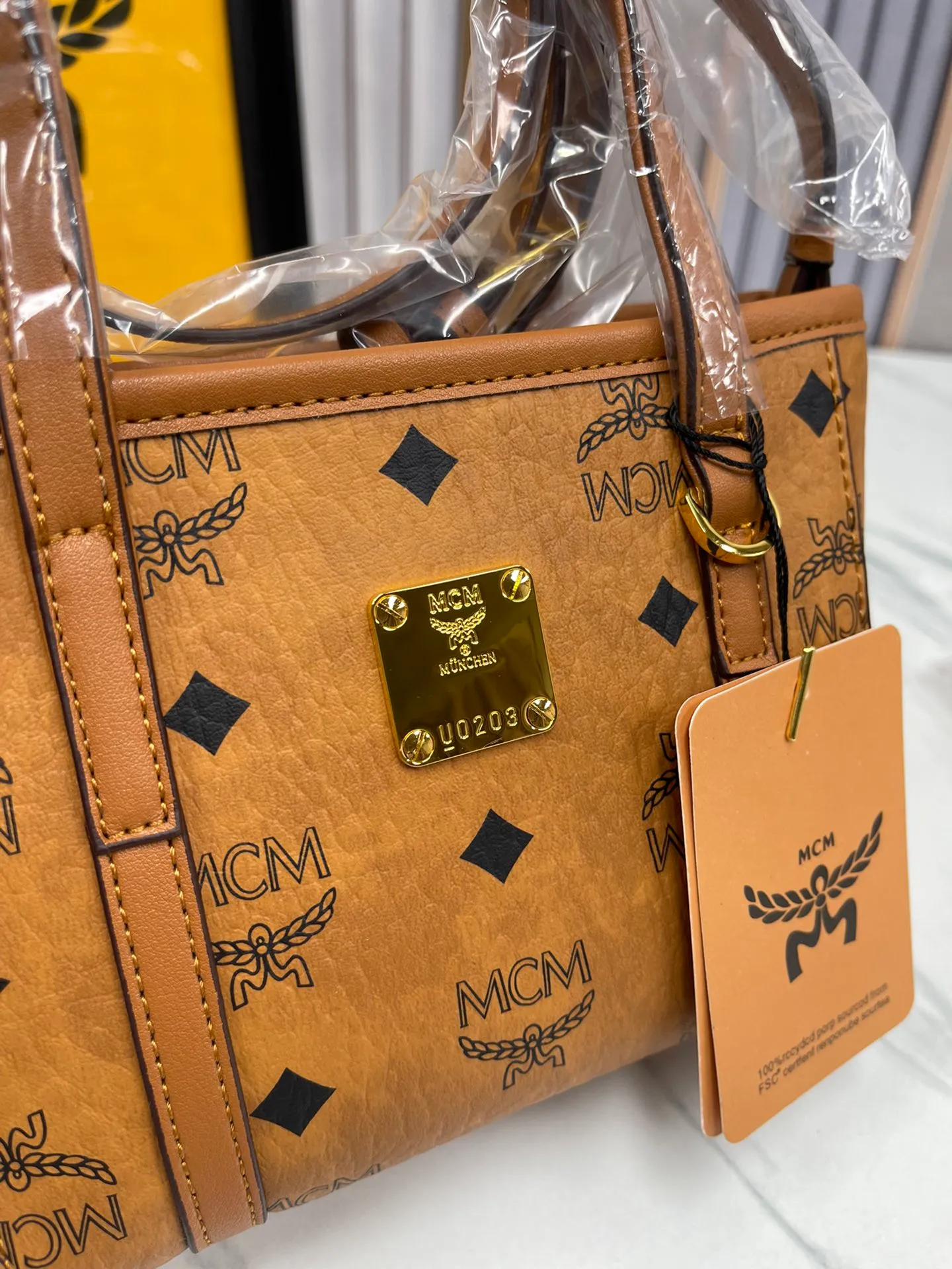 Batch 360💰🎋MCM counter new style·Mini vegetable basket🧺🌸·New upgraded version·High quality✈️ Comes with an environmentally friendly gift box♻️🎁Packaging model: Toni Visetos shopping bag has a new look, super beautiful👗 This compact shopping bag is multi-functional and will last forever. Don't let the size of this mini tote fool you, it's designed with spacious interior and exterior compartments to store all your small essentials. The cotton canvas lining features a print inspired by street fashion, subtly retaining MCM's adventurous aesthetic. Pair it with the included cross-body strap for hands-free functionality and greater portability. 16*14🌸