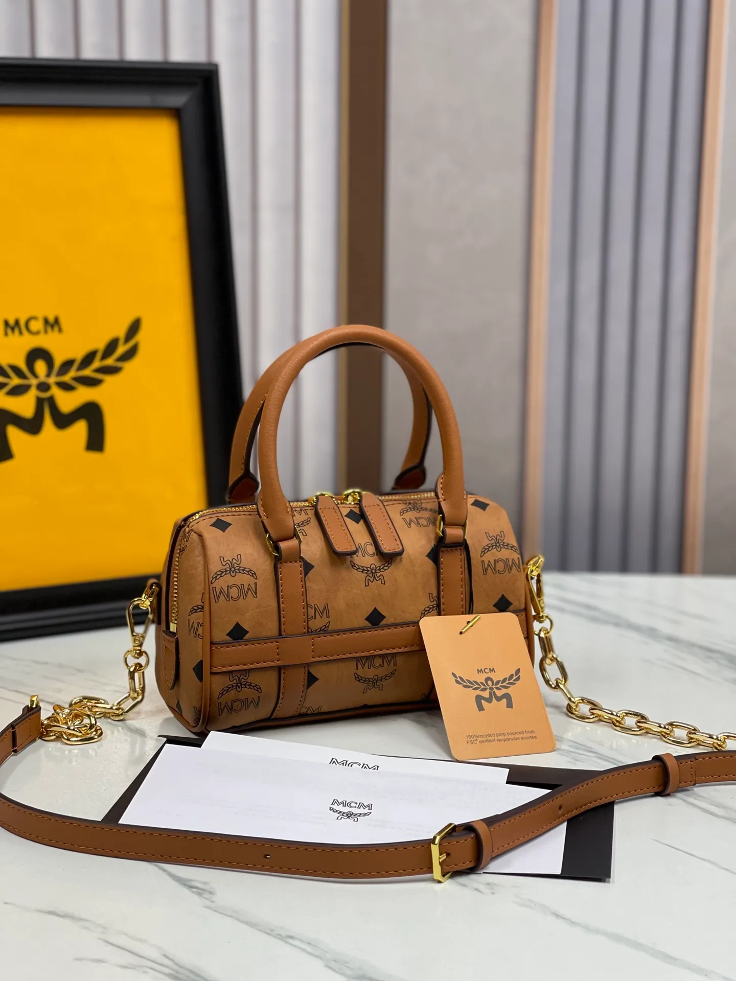 P400💰MCM New Upgraded Version✈️·High Quality💐With Gift Box🎁Packaging [Exclusive Real Photo] Model New Mini Boston This Boston handbag is made of classic Visetos material, paying tribute to MCM's roots in travel. Its shape is reminiscent of a weekender bag, with clean lines and an extended zipper for easy opening. Fine workmanship, meticulous size: 18*9.5cm