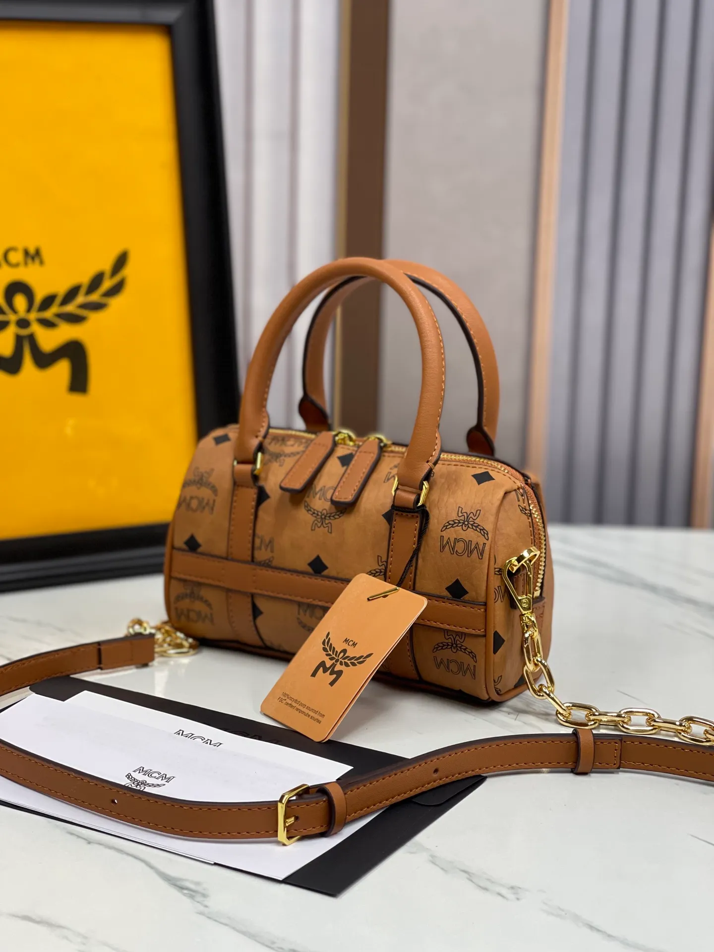 P400💰MCM New Upgraded Version✈️·High Quality💐With Gift Box🎁Packaging [Exclusive Real Photo] Model New Mini Boston This Boston handbag is made of classic Visetos material, paying tribute to MCM's roots in travel. Its shape is reminiscent of a weekender bag, with clean lines and an extended zipper for easy opening. Fine workmanship, meticulous size: 18*9.5cm