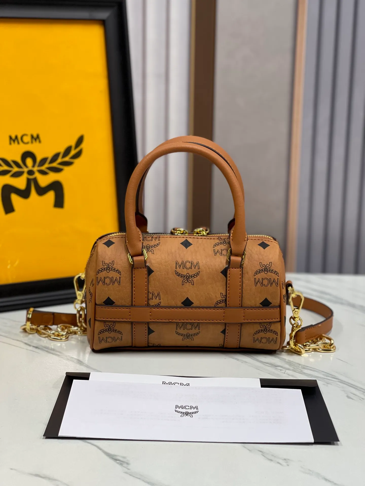 P400💰MCM New Upgraded Version✈️·High Quality💐With Gift Box🎁Packaging [Exclusive Real Photo] Model New Mini Boston This Boston handbag is made of classic Visetos material, paying tribute to MCM's roots in travel. Its shape is reminiscent of a weekender bag, with clean lines and an extended zipper for easy opening. Fine workmanship, meticulous size: 18*9.5cm