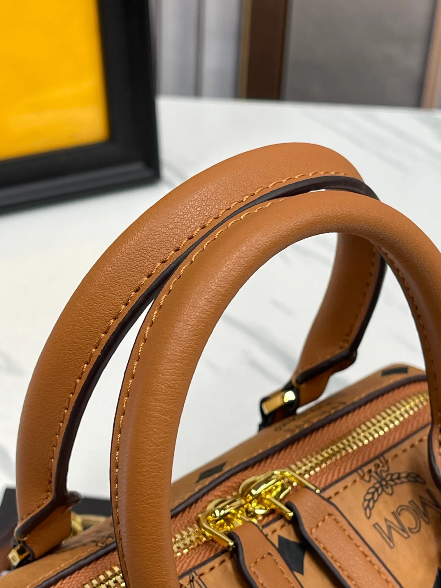 P400💰MCM New Upgraded Version✈️·High Quality💐With Gift Box🎁Packaging [Exclusive Real Photo] Model New Mini Boston This Boston handbag is made of classic Visetos material, paying tribute to MCM's roots in travel. Its shape is reminiscent of a weekender bag, with clean lines and an extended zipper for easy opening. Fine workmanship, meticulous size: 18*9.5cm