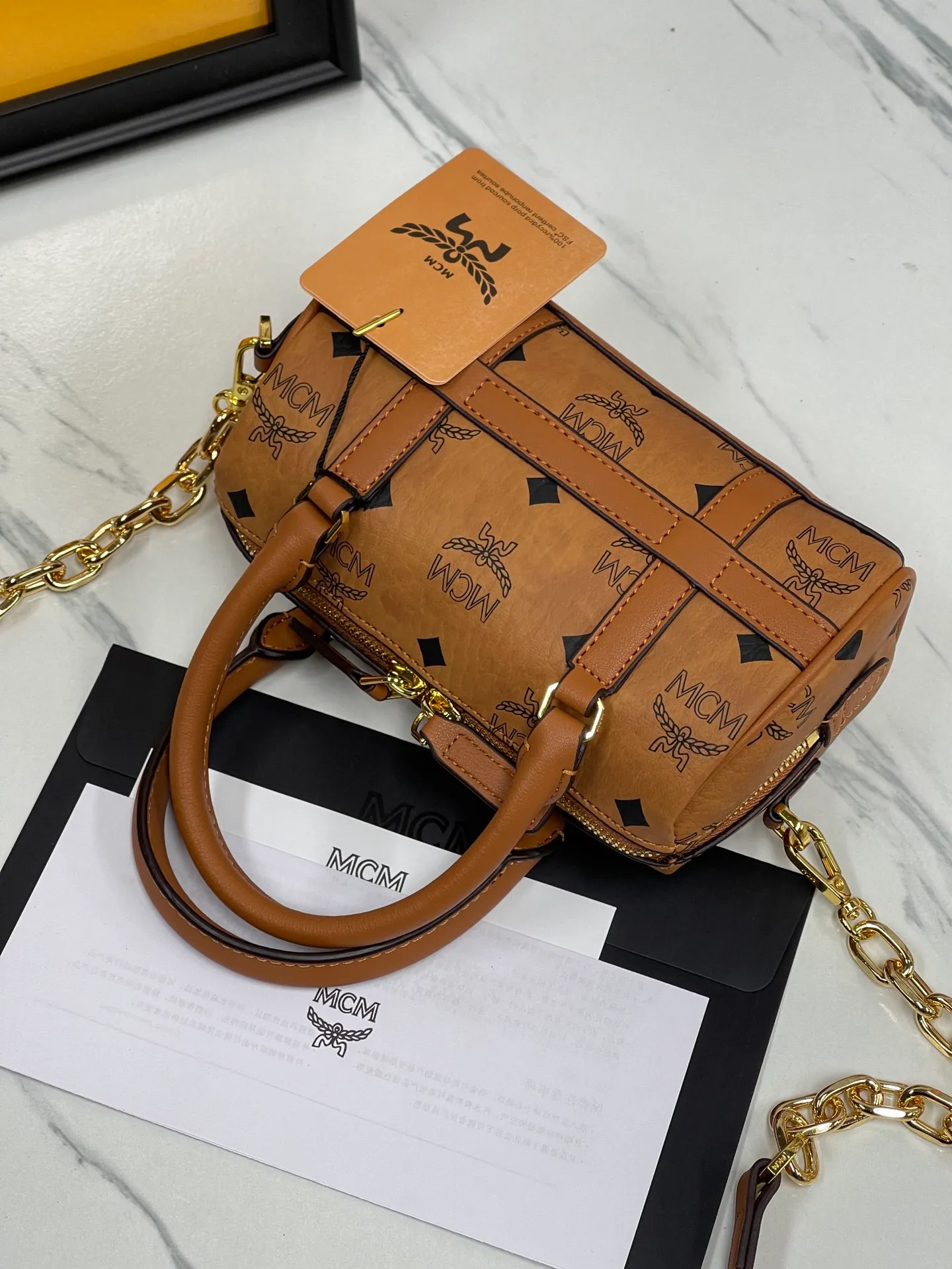 P400💰MCM New Upgraded Version✈️·High Quality💐With Gift Box🎁Packaging [Exclusive Real Photo] Model New Mini Boston This Boston handbag is made of classic Visetos material, paying tribute to MCM's roots in travel. Its shape is reminiscent of a weekender bag, with clean lines and an extended zipper for easy opening. Fine workmanship, meticulous size: 18*9.5cm
