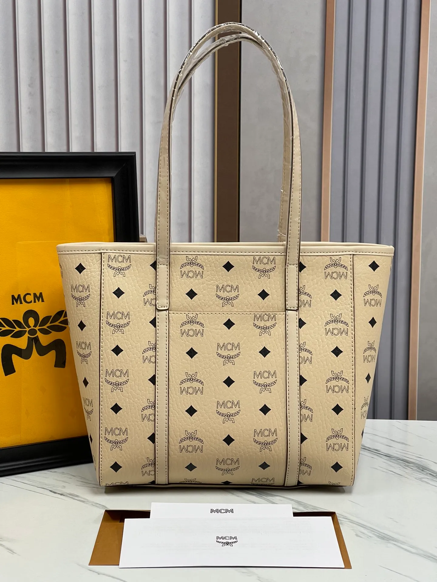 Batch 420💐MCM counter new vegetable basket·Small size [counter synchronization] with gift box🎁Packaging Model 0999 🦁️Toni shopping bag is made of classic Visetos material and decorated with soft Nappa leather trim. The trapezoidal shape combines aesthetic features with strong practicality. Inside, the luxurious cotton canvas compartment is printed with a chain-link pattern inspired by traditional street fashion, and a top zip closure keeps belongings safe. Size: 26*25 cm,
