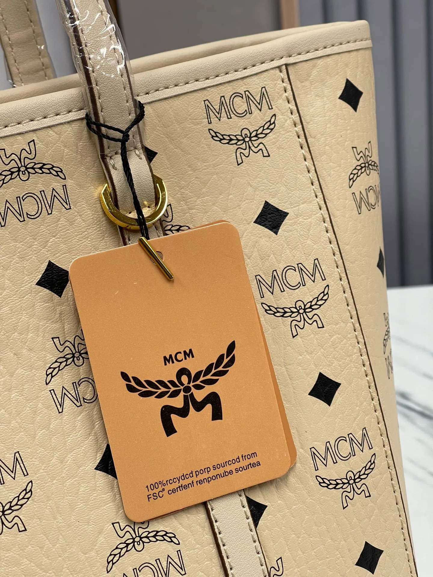Batch 420💐MCM counter new vegetable basket·Small size [counter synchronization] with gift box🎁Packaging Model 0999 🦁️Toni shopping bag is made of classic Visetos material and decorated with soft Nappa leather trim. The trapezoidal shape combines aesthetic features with strong practicality. Inside, the luxurious cotton canvas compartment is printed with a chain-link pattern inspired by traditional street fashion, and a top zip closure keeps belongings safe. Size: 26*25 cm,