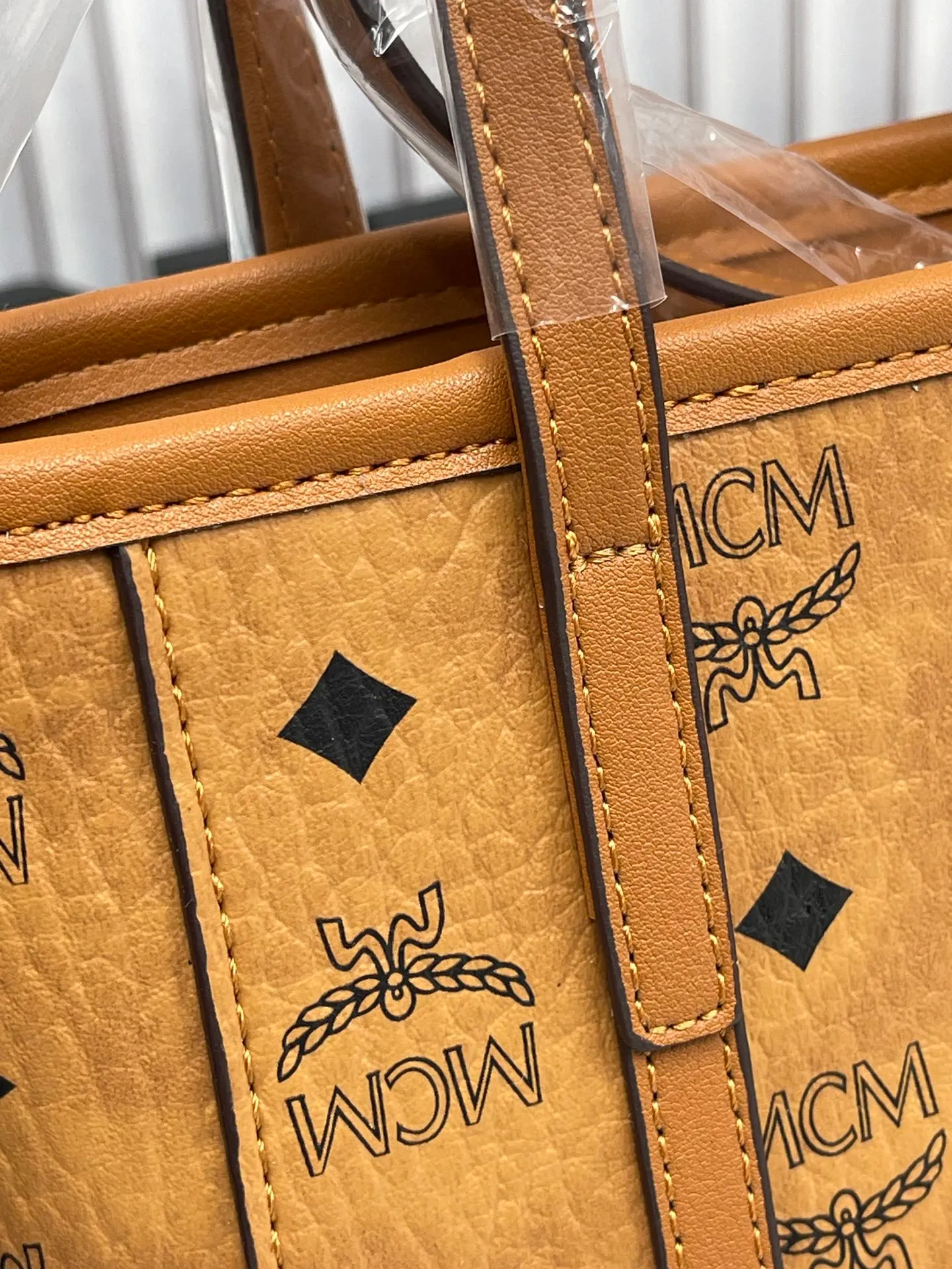 Batch 360💰🎋MCM new upgraded version·High quality✈️ Comes with environmentally friendly gift box♻️🎁Packaging model: 190820 Toni Visetos shopping bag has a new look, super beautiful👗 This compact shopping bag is multi-functional and will last forever. Don't let the size of this mini tote fool you, it's designed with spacious interior and exterior compartments to store all your small essentials. The cotton canvas lining features a print inspired by street fashion, subtly retaining MCM's adventurous aesthetic. Pair it with the included cross-body strap for hands-free functionality and greater portability. 18.5x19x9.5cm🌸