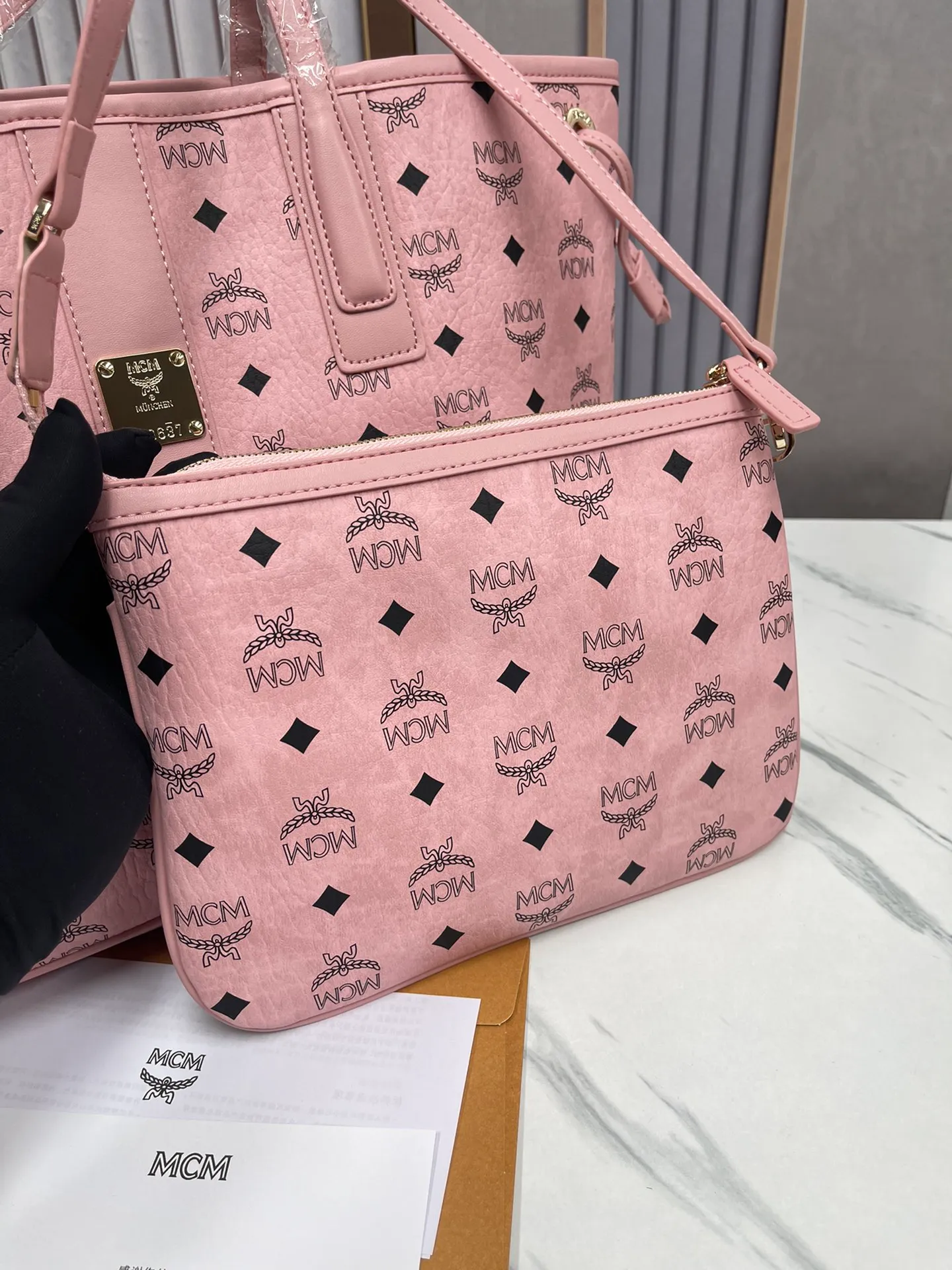 P430💰💐MCM counter new color·Sakura pink🌸·New upgraded version·High quality·With gift box packaging🎡New double-sided shopping bag letter bag🔥Model 011 [Exclusive real shot] Two classic looks are integrated into one daily item. This medium-sized Liz shopping bag is made of Visetos and Nappa calf leather and is reversible. The inside can be flipped out to reveal Cubic's classic pattern. Plus, the lightweight exterior expands and contracts with the leather drawstring. The included detachable zippered clutch adds to the functionality of this shopping bag and can also be removed and used as a separate wallet for short trips. Dimensions: Actual medium size approximately 17.0 x 36.0 x 28.0 cm.