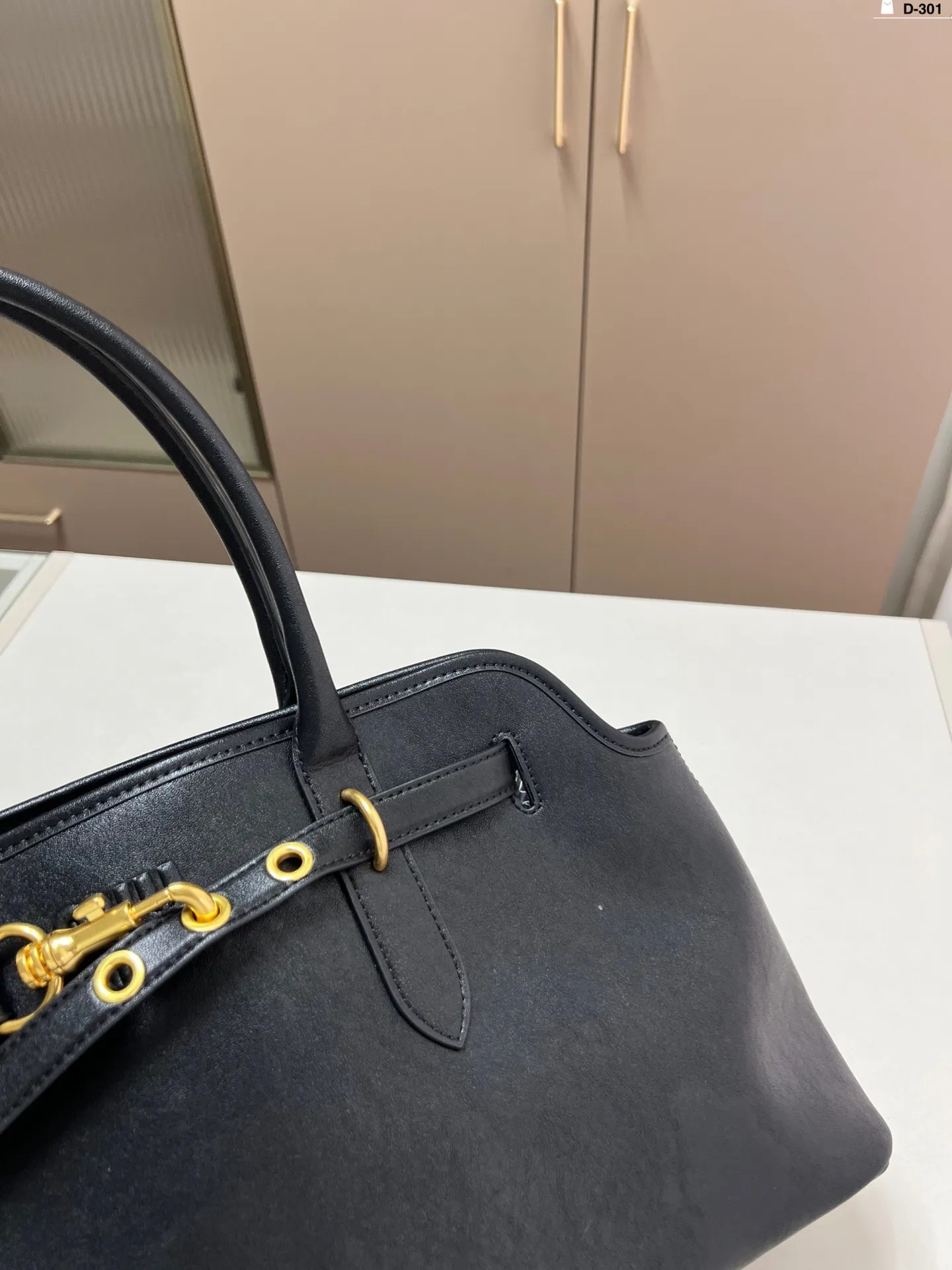 All categories Official website "Brand Women's Bags" Women's Bags 💙 miumiu 2025 new MIUMIU handbags