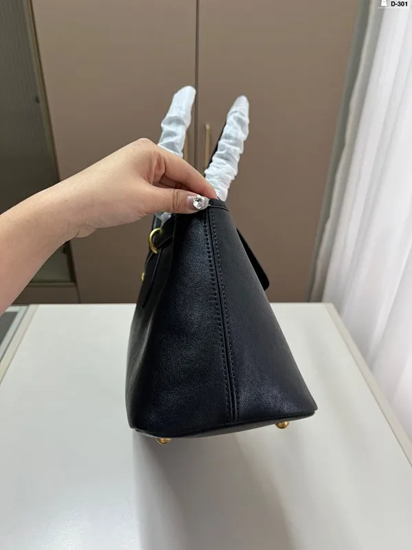 All categories Official website "Brand Women's Bags" Women's Bags 💙 miumiu 2025 new MIUMIU handbags