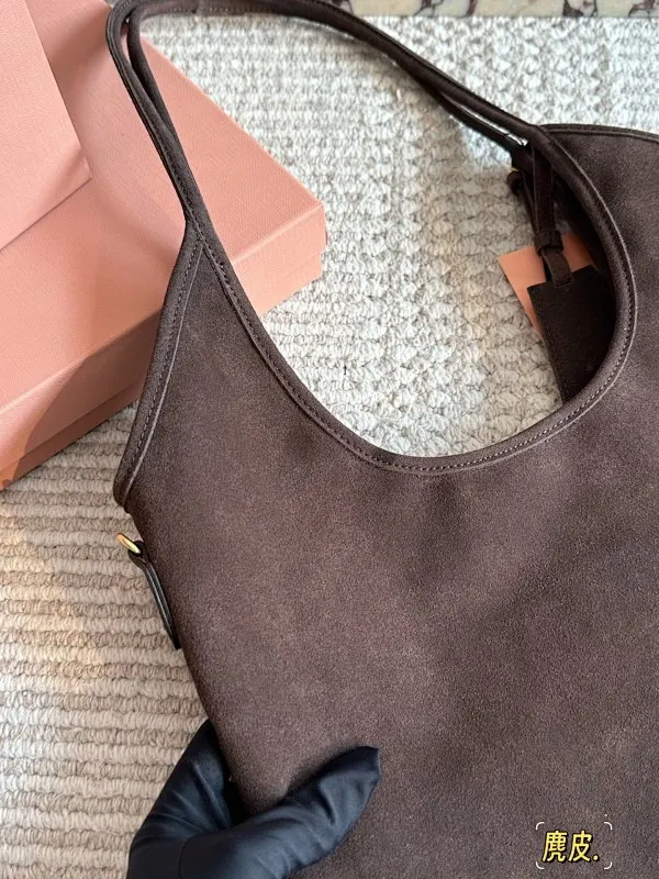 All categories Official website "Brand Women's Bags" Women's Bags 💙 miumiu 2025 new MIUMIU tote bag