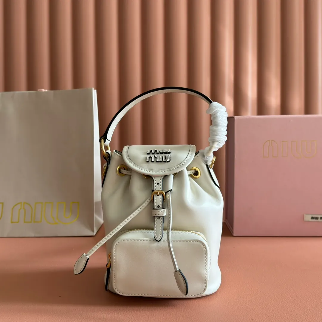 p1700💋💋💋【Configured with full counter package】MIU new college-style mini backpack: 5BZ045, ultra-high-quality calfskin with thick wear-resistant linen blend lining. This leather backpack adopts a campus-style design, blending exquisite craftsmanship with a casual attitude. The unique multi-pocket design highlights the M The fashionable and interesting spirit of lU handbags, classic leather shoulder straps and shoulder straps, a great tool for wearing: with white T jeans, with khaki windbreakers, with casual sportswear... The style is versatile, and the universe can be accommodated inside: iPad, folding umbrella, cosmetic bag, practical, lightweight and full of luxury. Size: 14X17X8cm