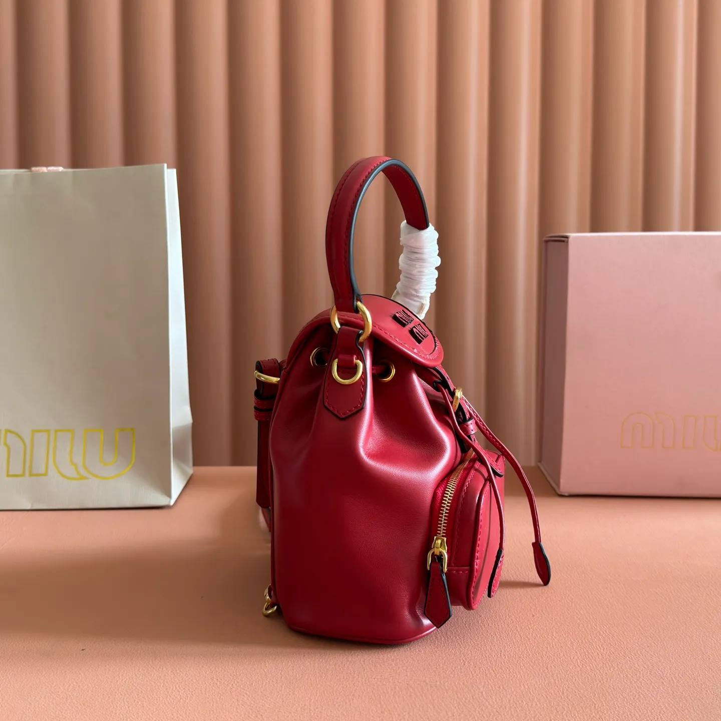 p1700💋💋💋【Configured with full counter package】MIU new college-style mini backpack: 5BZ045, ultra-high-quality calfskin with thick wear-resistant linen blend lining. This leather backpack adopts a campus-style design, blending exquisite craftsmanship with a casual attitude. The unique multi-pocket design highlights the M The fashionable and interesting spirit of lU handbags, classic leather shoulder straps and shoulder straps, a great tool for wearing: with white T jeans, with khaki windbreakers, with casual sportswear... The style is versatile, and the universe can be accommodated inside: iPad, folding umbrella, cosmetic bag, practical, lightweight and full of luxury. Size: 14X17X8cm