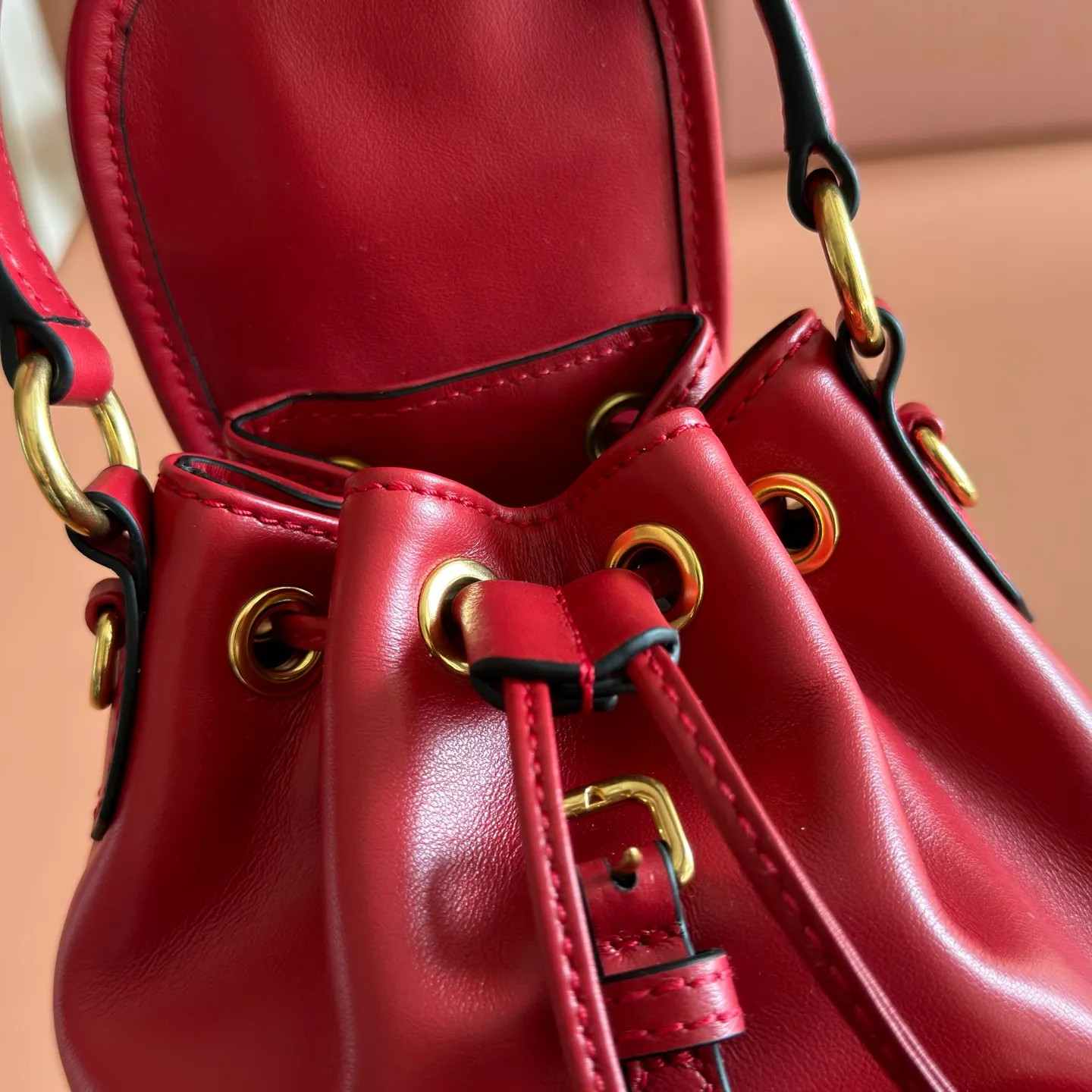 p1700💋💋💋【Configured with full counter package】MIU new college-style mini backpack: 5BZ045, ultra-high-quality calfskin with thick wear-resistant linen blend lining. This leather backpack adopts a campus-style design, blending exquisite craftsmanship with a casual attitude. The unique multi-pocket design highlights the M The fashionable and interesting spirit of lU handbags, classic leather shoulder straps and shoulder straps, a great tool for wearing: with white T jeans, with khaki windbreakers, with casual sportswear... The style is versatile, and the universe can be accommodated inside: iPad, folding umbrella, cosmetic bag, practical, lightweight and full of luxury. Size: 14X17X8cm