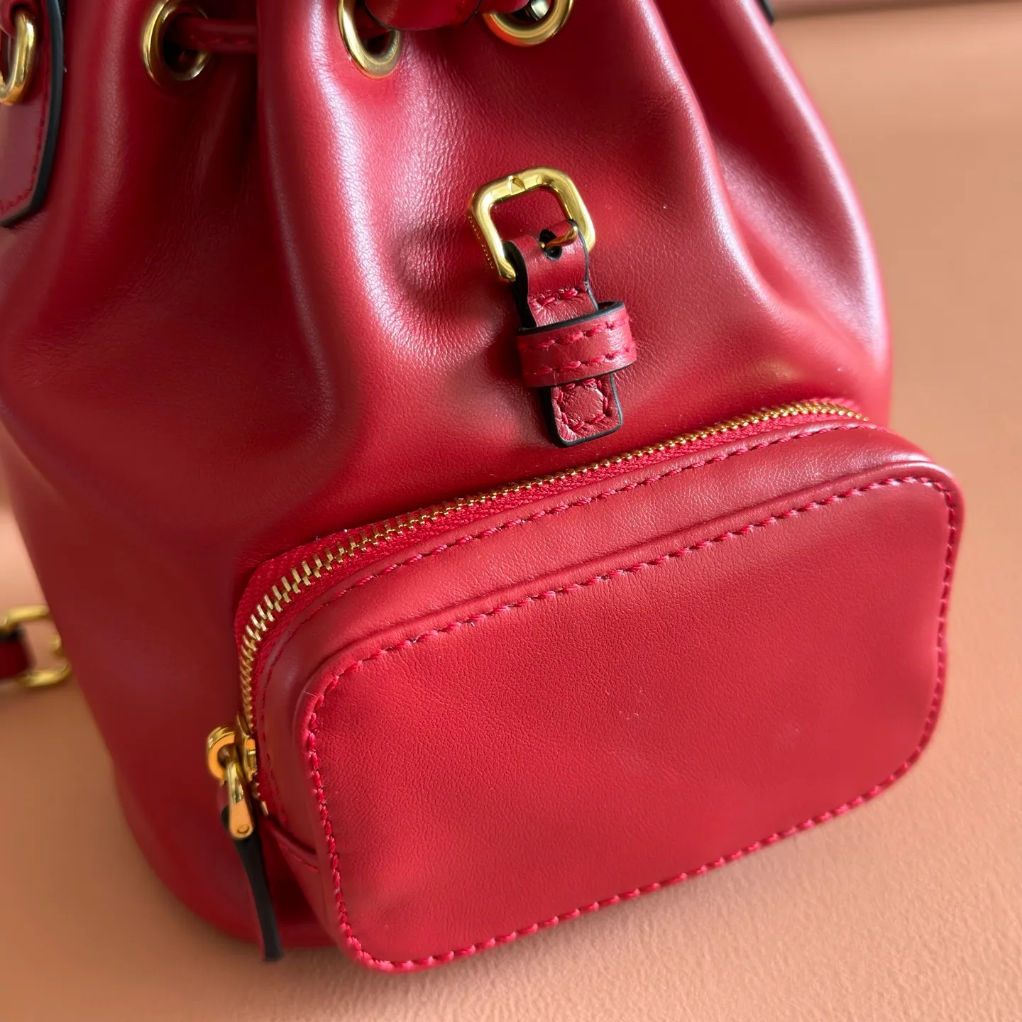 p1700💋💋💋【Configured with full counter package】MIU new college-style mini backpack: 5BZ045, ultra-high-quality calfskin with thick wear-resistant linen blend lining. This leather backpack adopts a campus-style design, blending exquisite craftsmanship with a casual attitude. The unique multi-pocket design highlights the M The fashionable and interesting spirit of lU handbags, classic leather shoulder straps and shoulder straps, a great tool for wearing: with white T jeans, with khaki windbreakers, with casual sportswear... The style is versatile, and the universe can be accommodated inside: iPad, folding umbrella, cosmetic bag, practical, lightweight and full of luxury. Size: 14X17X8cm