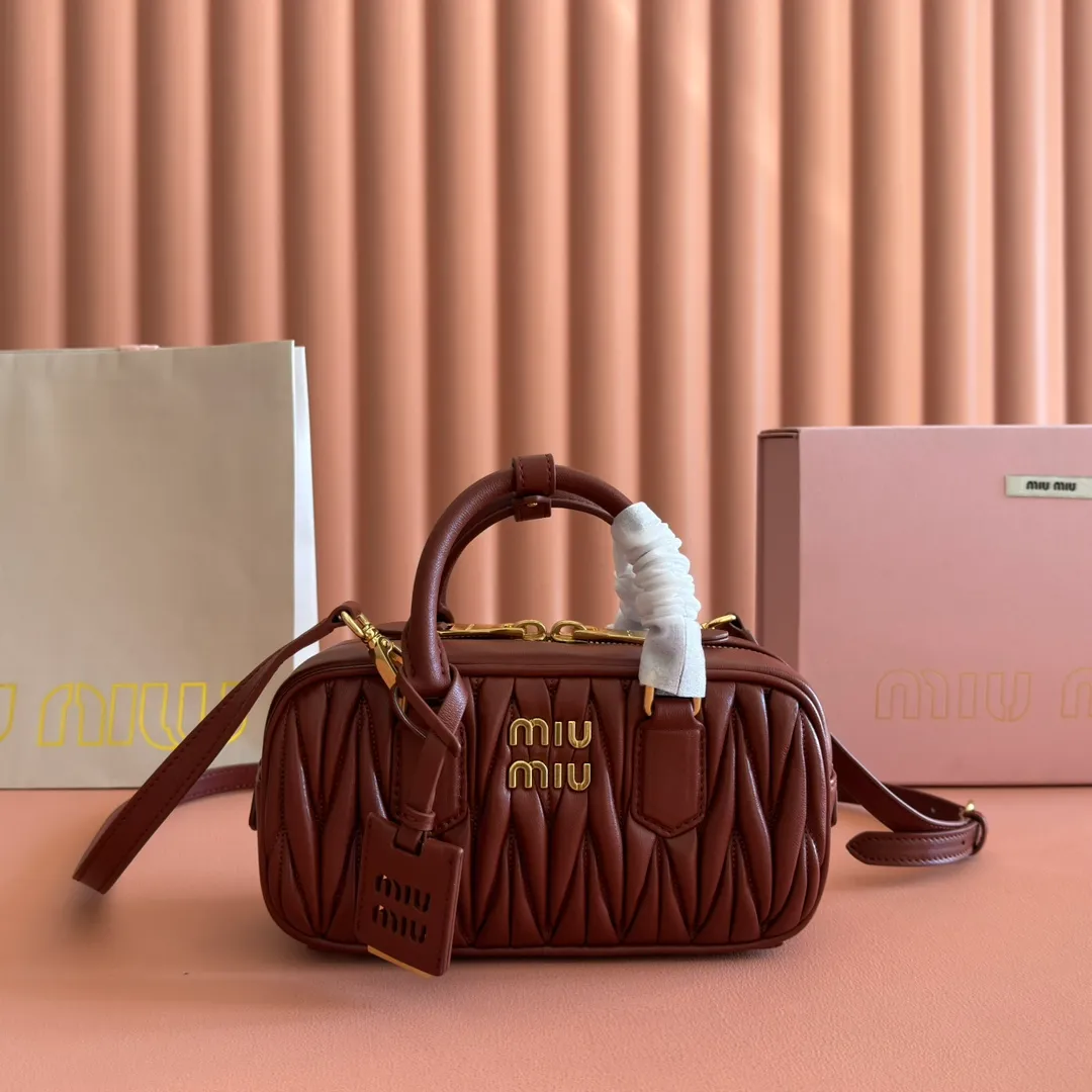p1700💋💋💋【Configuring full counter package】MIU MIU Miu Miu pleated lambskin Miu Miu women's Arcadia cowhide handbag crossbody bag👝The lightweight padding design makes the handbag look fuller and shows a cosmopolitan style. The letter logo, which echoes the finish of the metal hardware, straddles the line between function and decoration, giving this handbag a unique aesthetic and classic feel. Size: 22✖️10.5✖️7.5cm Style number: 5bb142 wine red