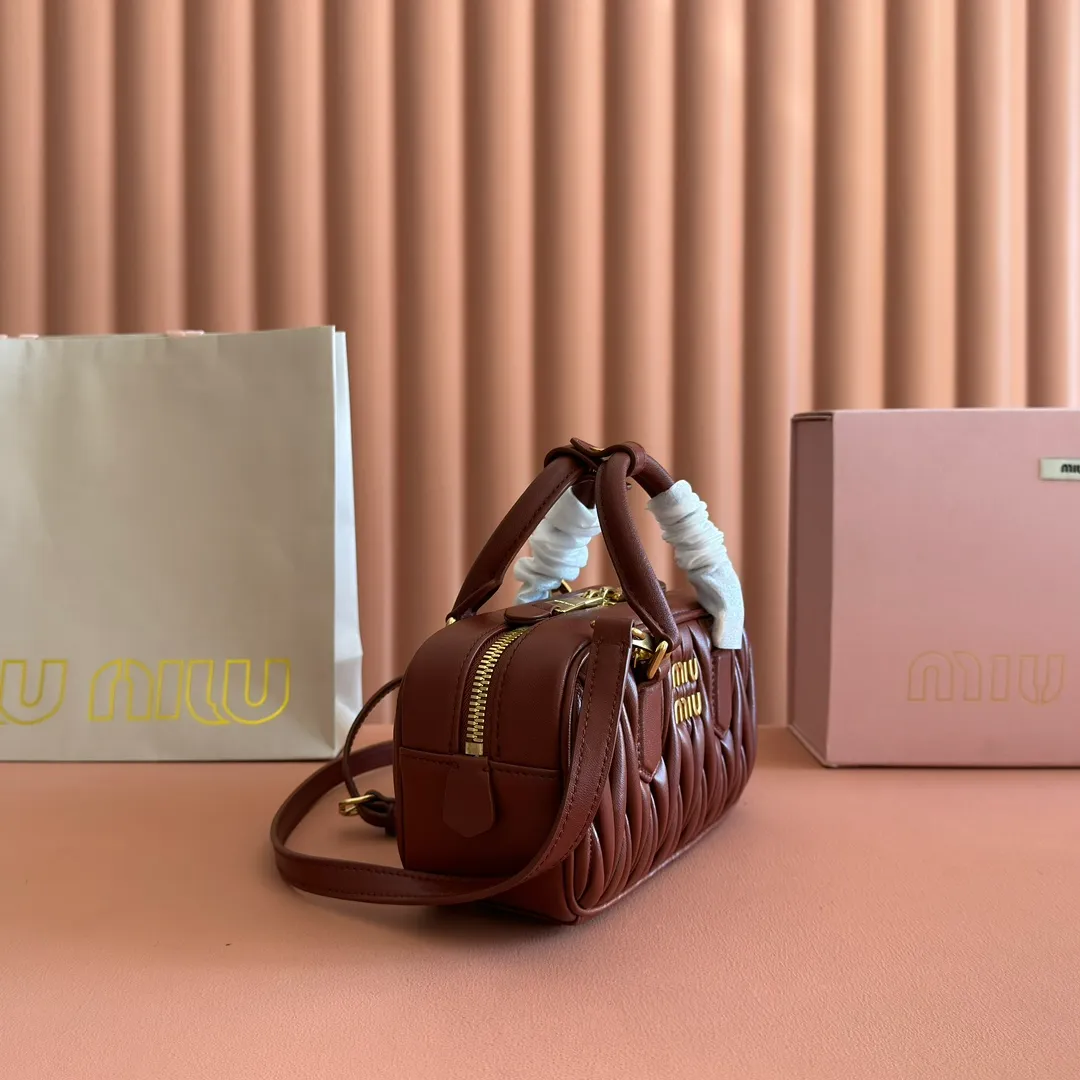 p1700💋💋💋【Configuring full counter package】MIU MIU Miu Miu pleated lambskin Miu Miu women's Arcadia cowhide handbag crossbody bag👝The lightweight padding design makes the handbag look fuller and shows a cosmopolitan style. The letter logo, which echoes the finish of the metal hardware, straddles the line between function and decoration, giving this handbag a unique aesthetic and classic feel. Size: 22✖️10.5✖️7.5cm Style number: 5bb142 wine red