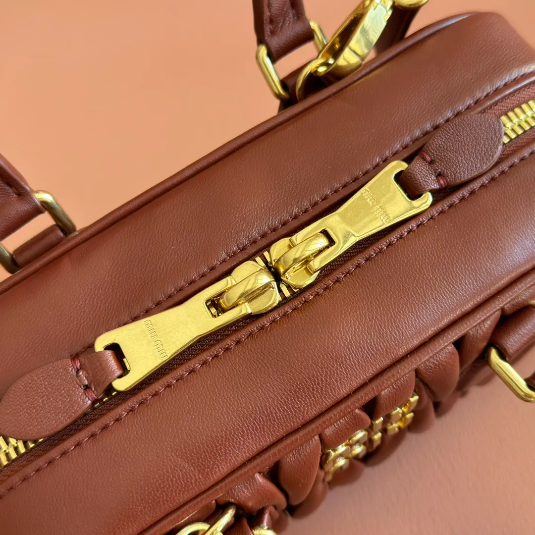 p1700💋💋💋【Configuring full counter package】MIU MIU Miu Miu pleated lambskin Miu Miu women's Arcadia cowhide handbag crossbody bag👝The lightweight padding design makes the handbag look fuller and shows a cosmopolitan style. The letter logo, which echoes the finish of the metal hardware, straddles the line between function and decoration, giving this handbag a unique aesthetic and classic feel. Size: 22✖️10.5✖️7.5cm Style number: 5bb142 wine red