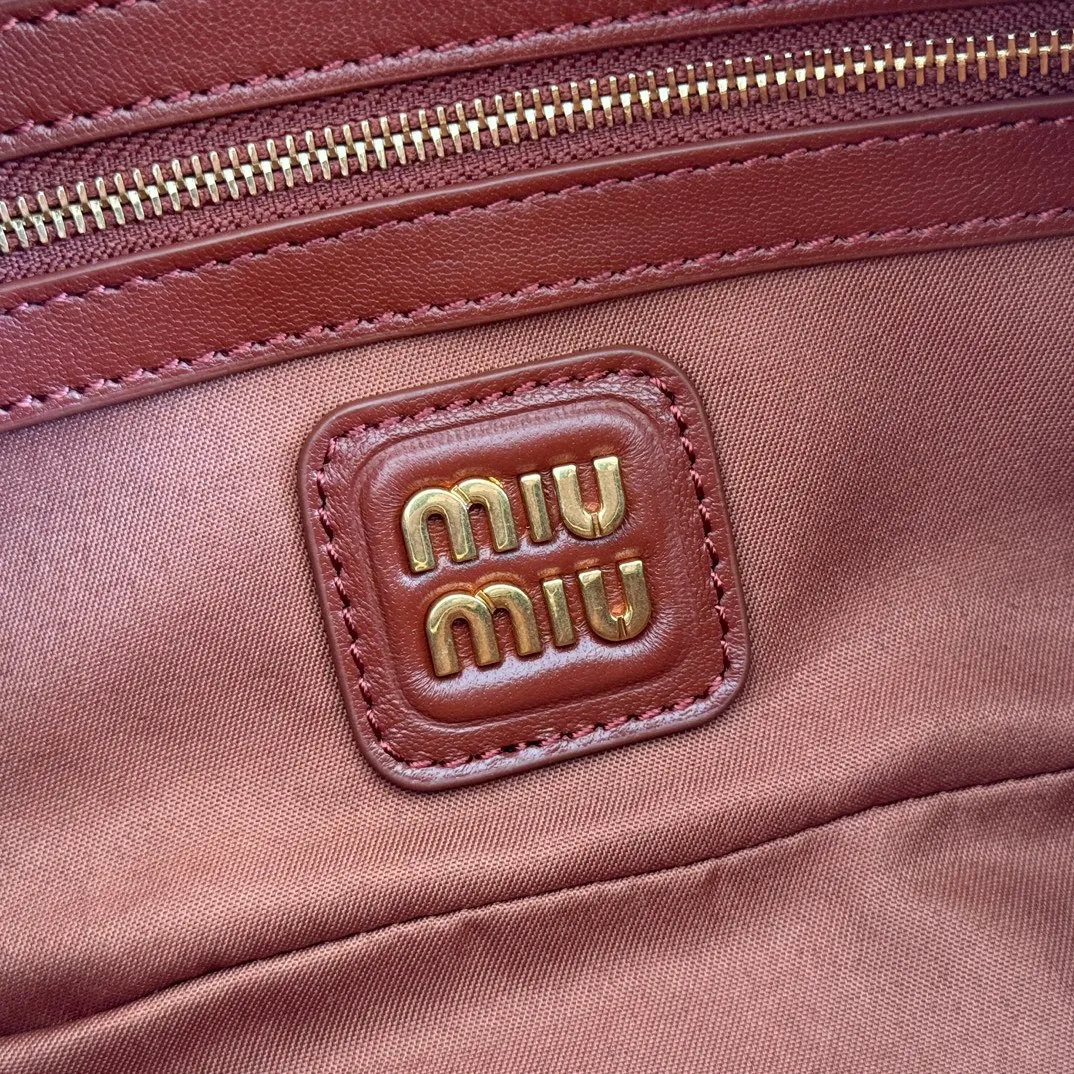 p1700💋💋💋【Configuring full counter package】MIU MIU Miu Miu pleated lambskin Miu Miu women's Arcadia cowhide handbag crossbody bag👝The lightweight padding design makes the handbag look fuller and shows a cosmopolitan style. The letter logo, which echoes the finish of the metal hardware, straddles the line between function and decoration, giving this handbag a unique aesthetic and classic feel. Size: 22✖️10.5✖️7.5cm Style number: 5bb142 wine red