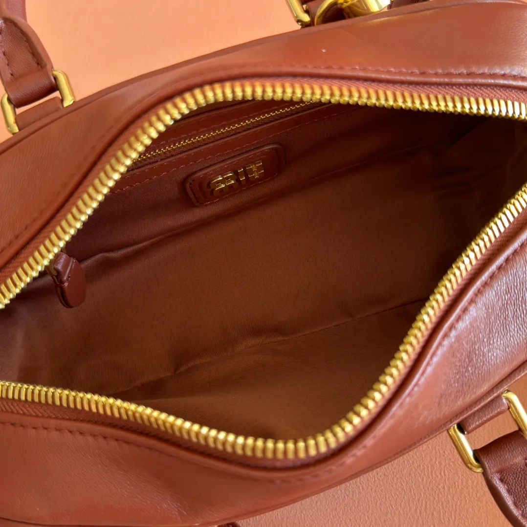 p1700💋💋💋【Configuring full counter package】MIU MIU Miu Miu pleated lambskin Miu Miu women's Arcadia cowhide handbag crossbody bag👝The lightweight padding design makes the handbag look fuller and shows a cosmopolitan style. The letter logo, which echoes the finish of the metal hardware, straddles the line between function and decoration, giving this handbag a unique aesthetic and classic feel. Size: 22✖️10.5✖️7.5cm Style number: 5bb142 wine red