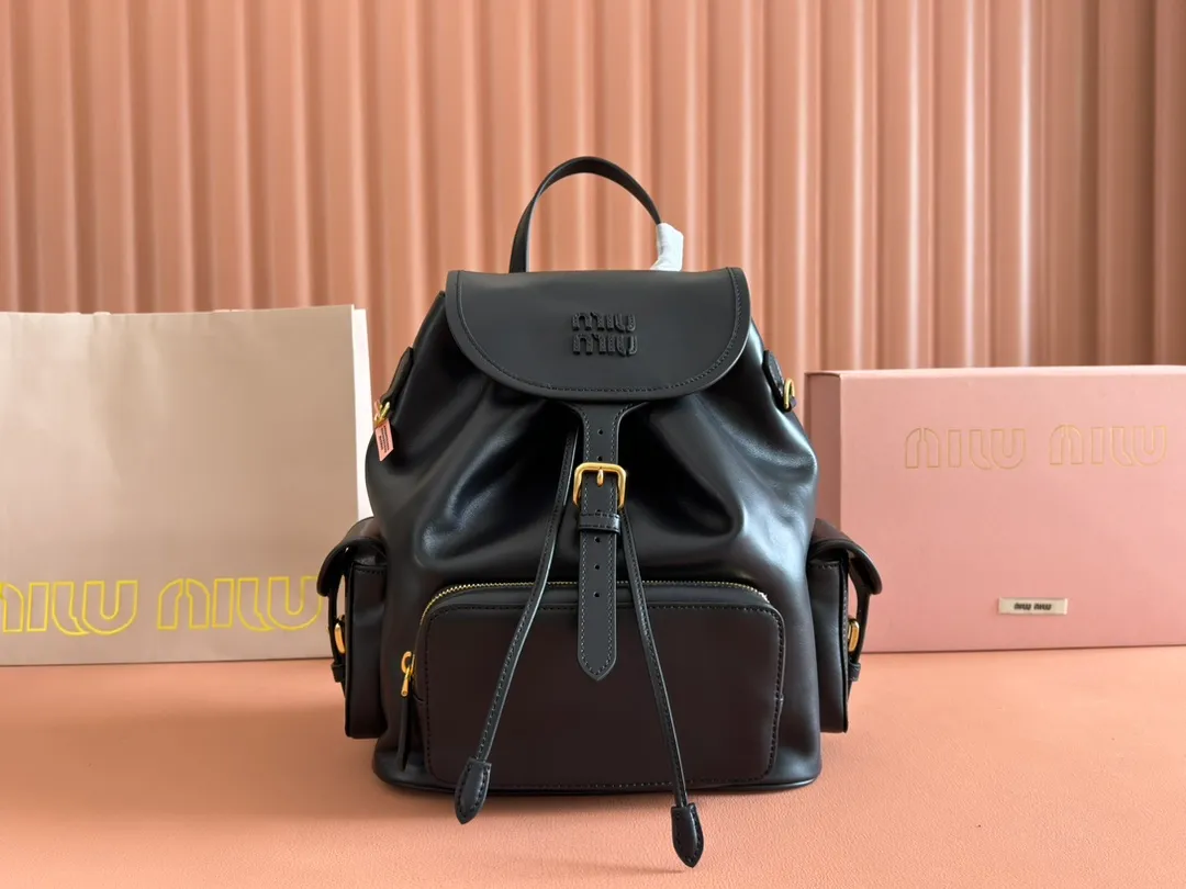 p2200. 💋💋💋【Configured with full package at counter】MIU Home new product college style backpack, the perfect combination of canvas and imported calfskin, thick wear-resistant linen blend lining, adopts a casual design style, fashionable, simple and advanced, combined with exquisite handcrafts, adding multiple pockets for storage, the shoulder strap and hand bag can be freely converted, which is a great convenience Improved practicality, it is simply a tool for dressing. It can be worn with jeans, shirts or various casual sportswear. It is a very good item to wear, especially the capacity is large enough and it is light and easy to use. I highly recommend it. Model: 5bz042, size 29.5x25x12.5cm