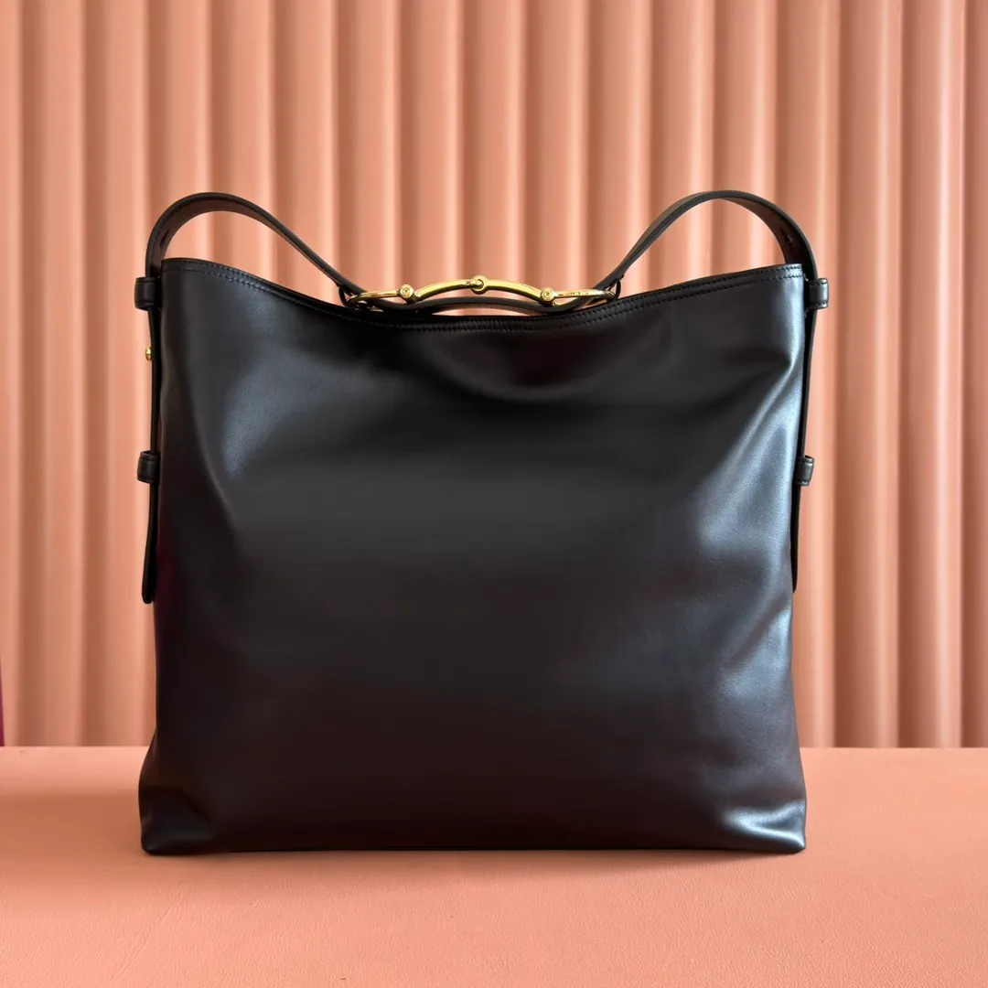 p1760. 💋💋💋 "With full set of original counter packaging" 2025 autumn and winter series, Gucci Beatrix series handbags are crafted from black cow leather material and equipped with iconic horsebit detail shoulder straps, adding brand connotation to the casual silhouette. Gold-toned accessories add a refined touch, and a zippered pocket inside keeps daily essentials secure. Combining elegant design with practical performance, it easily accommodates daily essentials. Black soft glossy calf leather Gold-tone hardware Black cotton and linen blend lining Horsebit detail on shoulder strap Interior: Zip pocket Adjustable shoulder strap Height: 26cm - 33cm; Length: 94cm Ident: 850546. Dimensions: 40cm (width) x 36cm (height) x 12cm (depth) Weight: approx. 1kg Color: Black full leather. Made in Italy