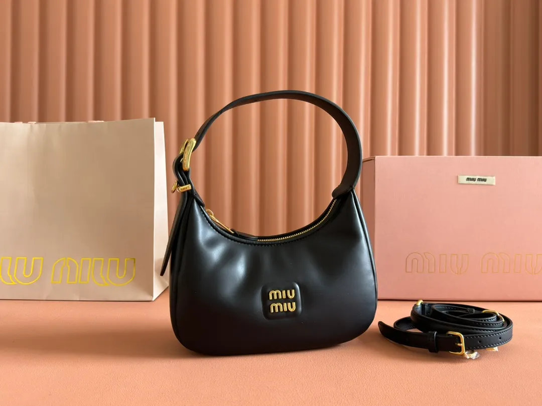 p1500💋💋💋 Equipped with a full set of packaging at the counter [Special Grade Hardware Original Leather] Cow Leather Crescent Bag Handbag/Crossbody Bag ~ This classic style crescent bag has sparkling metal hardware, and the letter logo adds an iconic element to the overall design, making it very recognizable. Size: W17×H15.5×D5.5cm No.: 5BP322